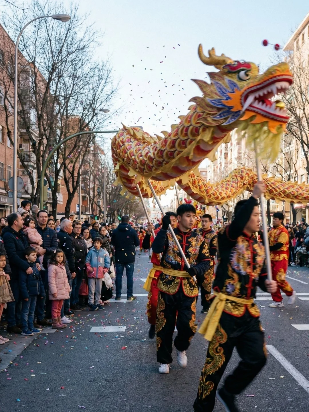Gran desfile del Año Nuevo Chino en Usera (Madrid) con dragón y trajes tradicionales en plena calle.