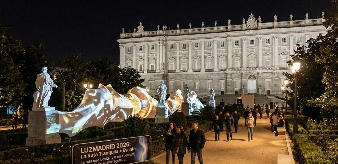 Instalación artística de luz en Plaza de Oriente de Madrid.