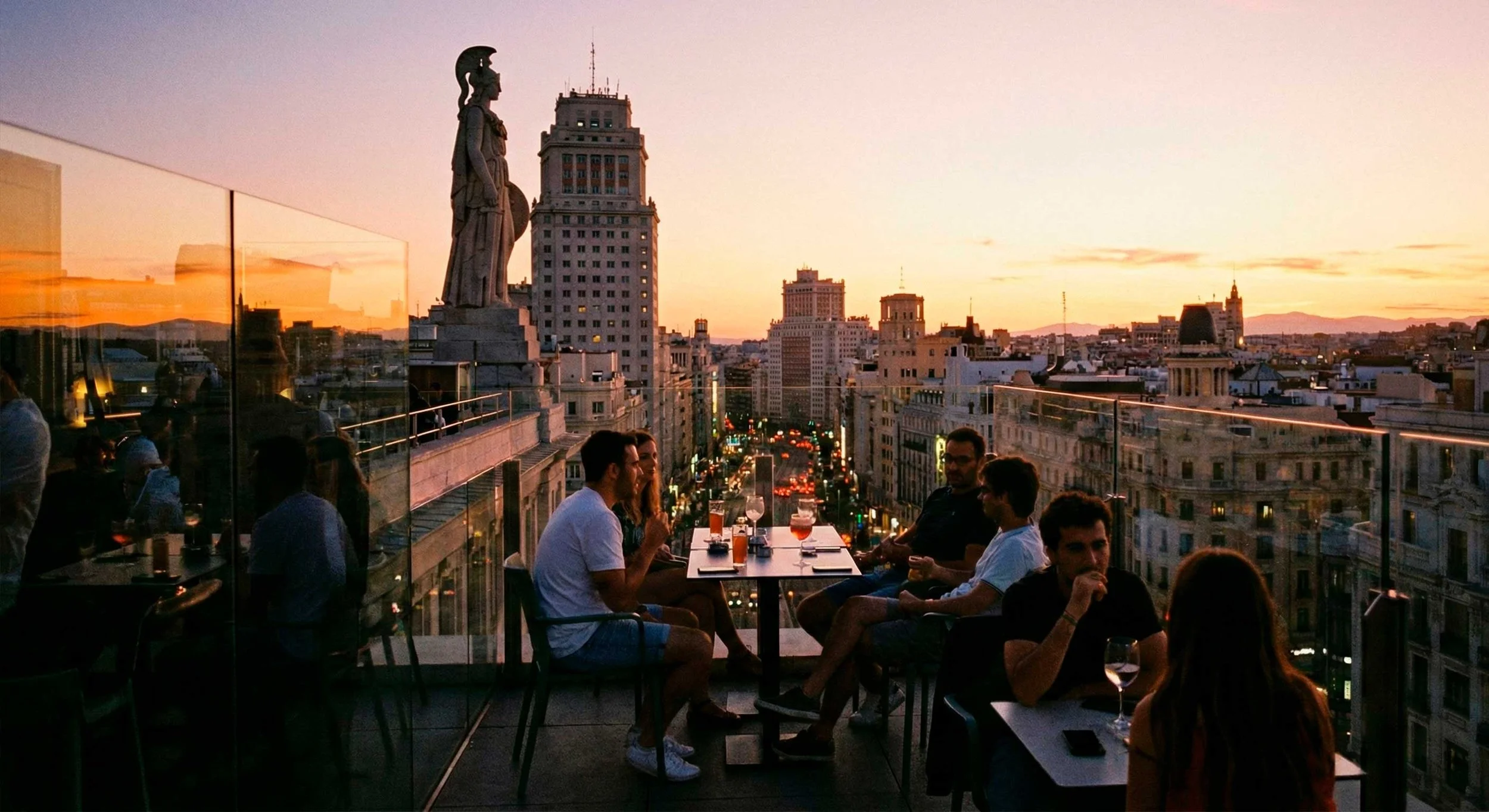Cierre visual para la guía: skyline, luz de tarde y sensación de "dia redondo" antes de volver a descansar.