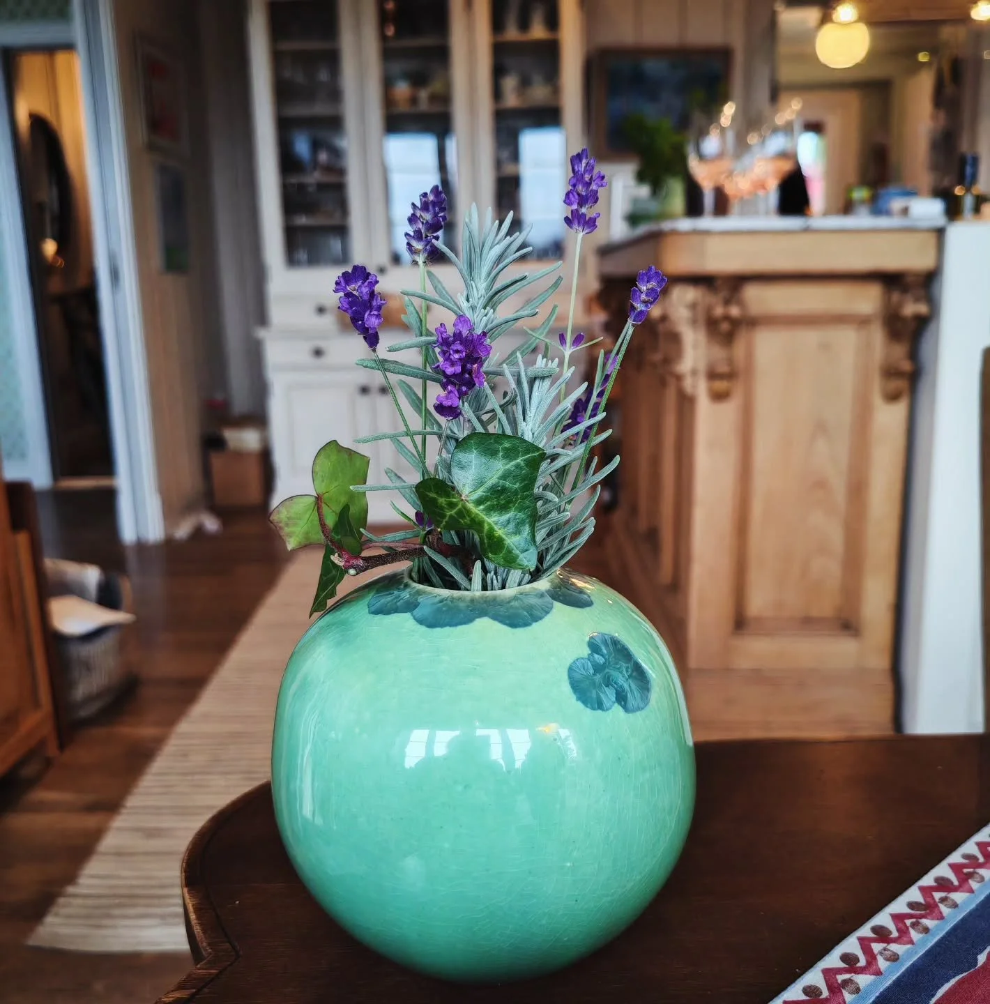 - Girmhilde's Apple -
Fall 2025
&quot;One bite and all your wishes will come true.&quot;
.
.
.
#porcelain #ceramics #pottery #handmade  #ceramicart #crystallineceramics  #crystallineglaze #porcelainart  #studioceramics #contemporaryceramics #crystall