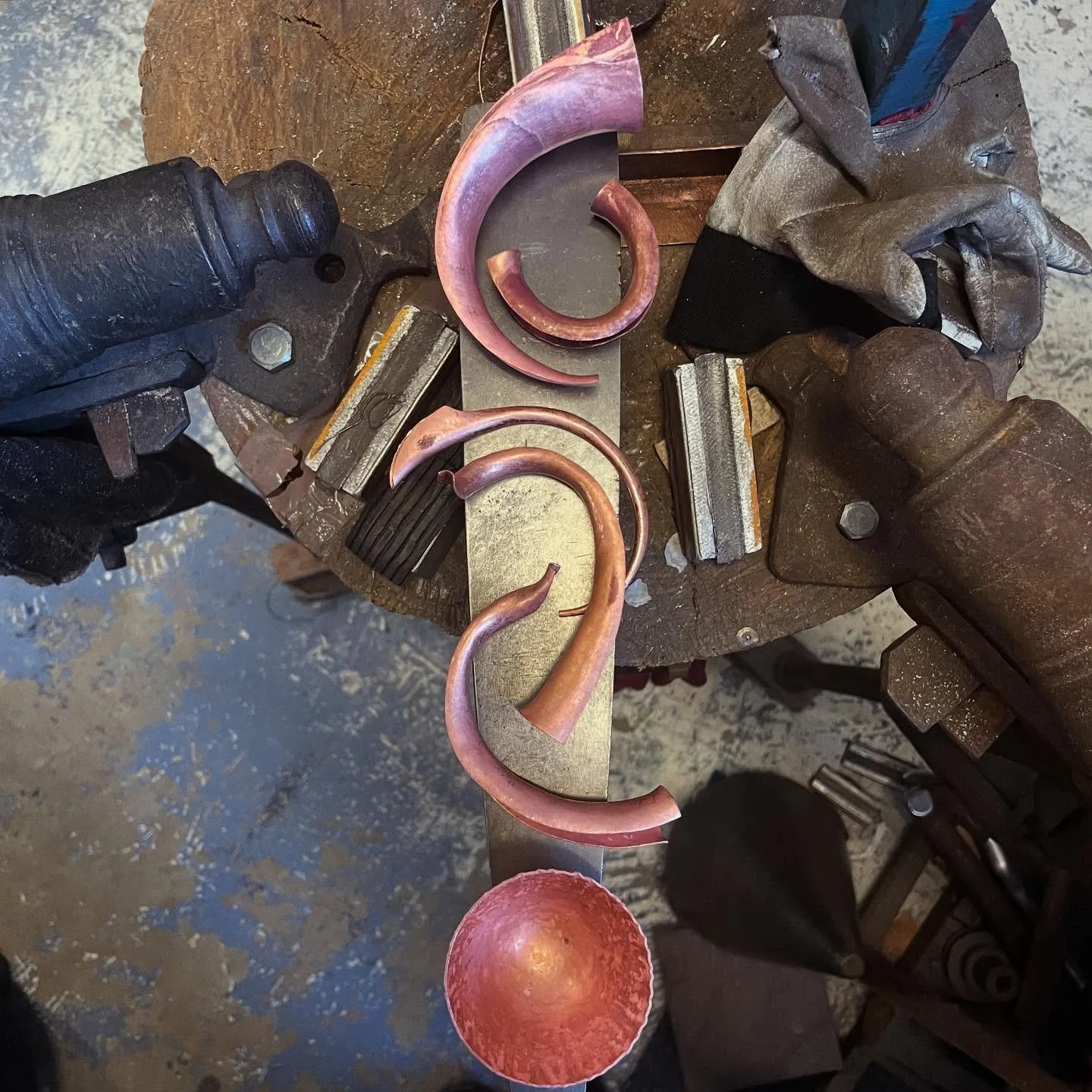 An absolutely amazing time in North Wales @raunihigson &lsquo;s last week figuring out crimp raising and relearning the basics of anticlastic raising and spiculums I had originally learned when I was at @nscaduniversity during my semester abroad in 2