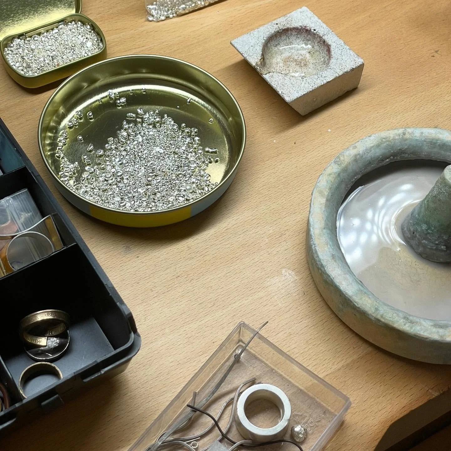 My home set up isn&rsquo;t exactly the prettiest but it works and that&rsquo;s all that matters 😅 hopefully I can make some work with what you see in the picture before the end of the year ~

#argentium #silverjewellery #silversmithing #workingfromh