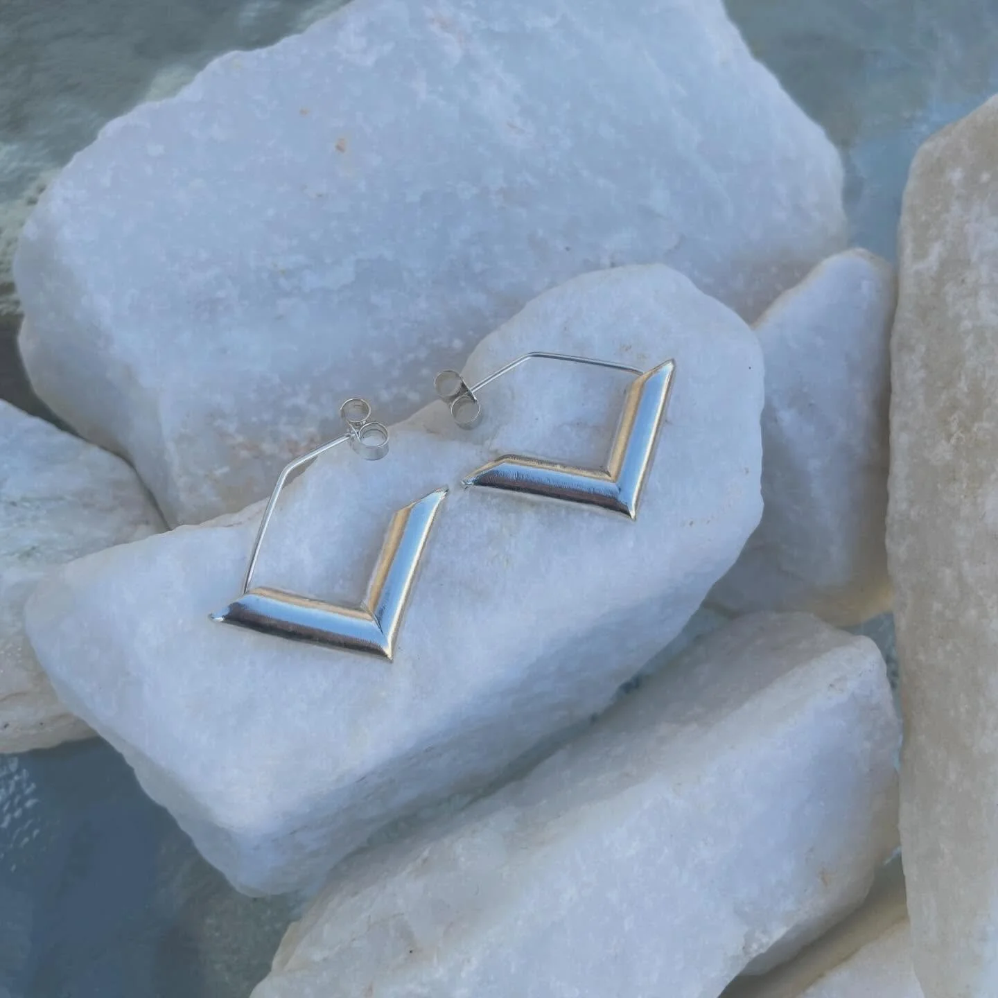 Last week, I hiked by a closed marble quarry and was waylaid for almost an hour just picking up all these chunks of marble laying on the trail. I must have been a sight 🤣 they&rsquo;re so pretty!! And great for display and taking pics 😆

#silversmi