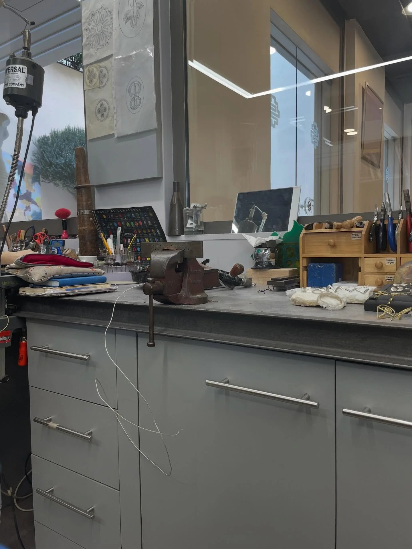 Making the most of being in the workshop 😌

#worksinprogress #iliaslalaounisjewelrymuseum #zemstudio #jewelleryandsilversmithing #jewelleryworkshop