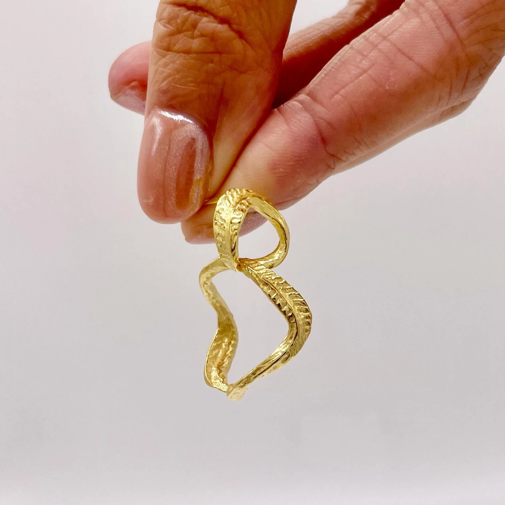 It's been a couple of months but Athens is still on my mind 🫧

I've been steadily creating new work based on my residency and taking photos for my online shop but you can imagine it's the editing part that I'm procrastinating 😅

Kina Hoops, 18k Gol