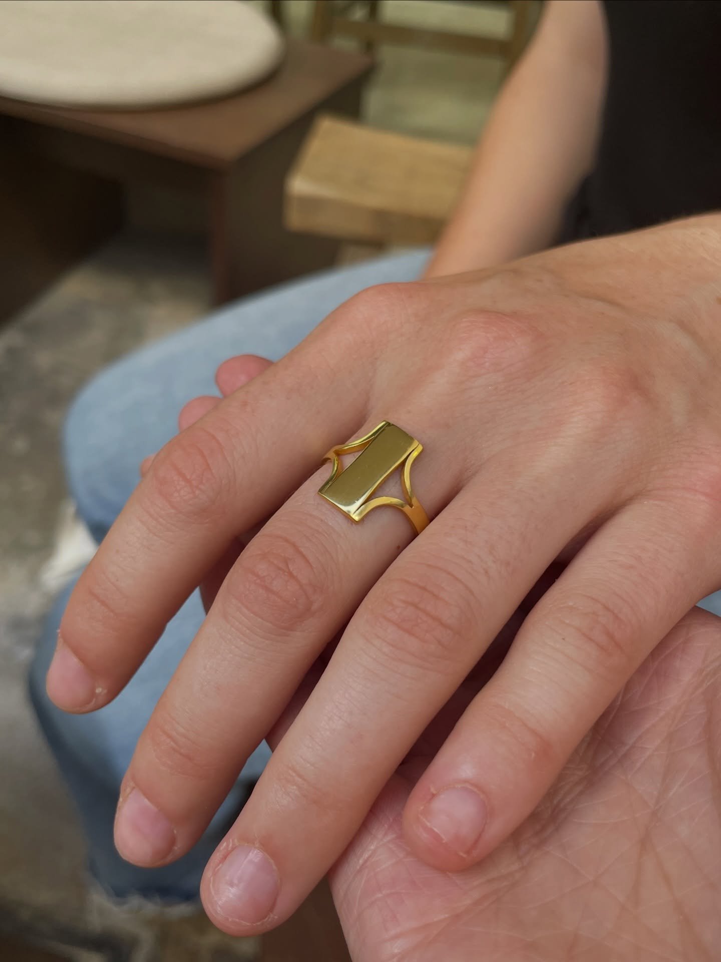 Merci, L&eacute;a et Clara 💛 Je suis tellement content qu&rsquo;on se soit rencontr&eacute;s.

#customjewellery #customhandmade #silversmithingandjewellery #bespokejewellery #handmadejewelleryuk