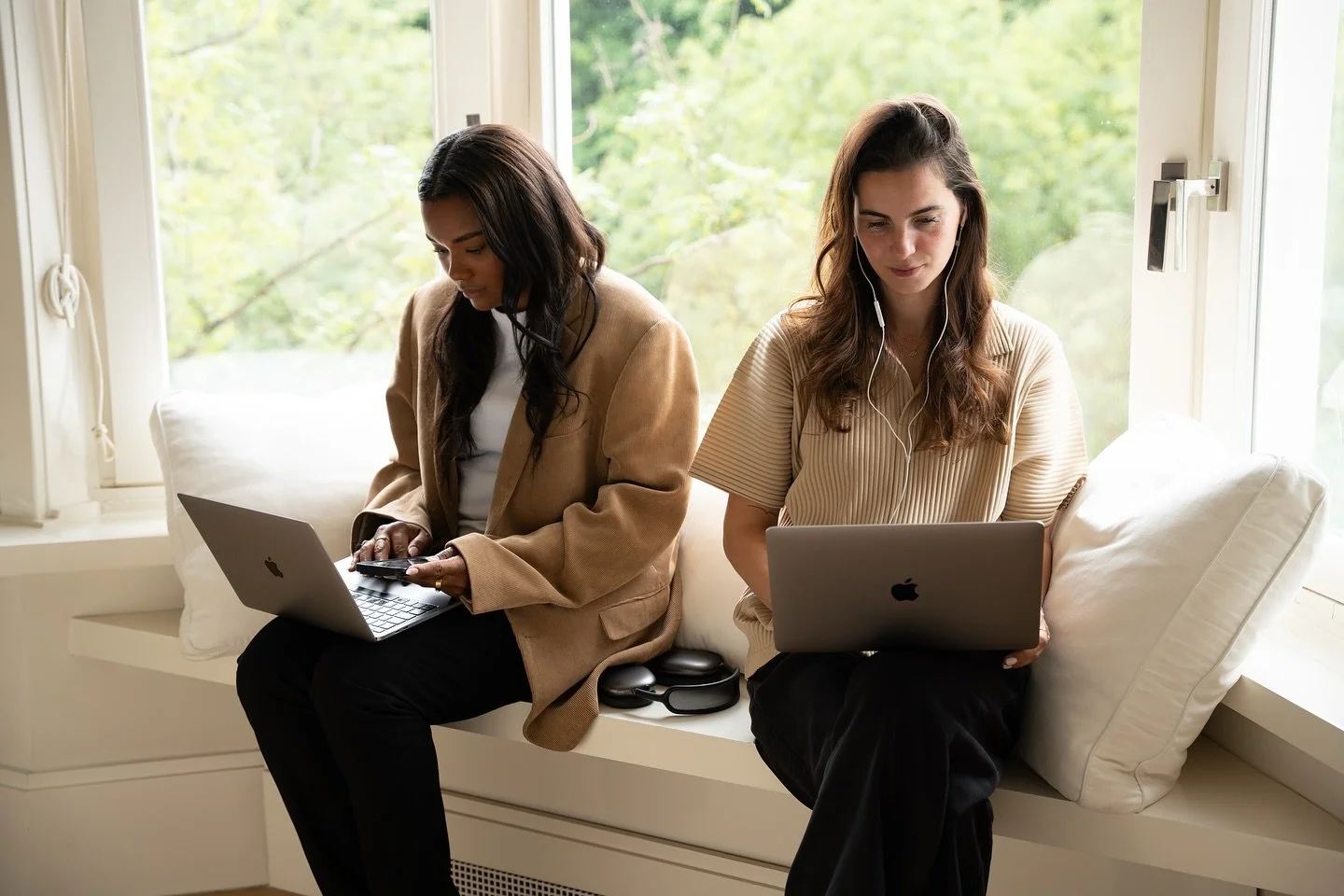 It&rsquo;s been a little quiet on here&hellip; but trust us, not in real life 👀💻 We&rsquo;ve been blooming behind our laptops: currently assisting 4 amazing clients while building a high-end collective of assistants that bring calm, class and struc