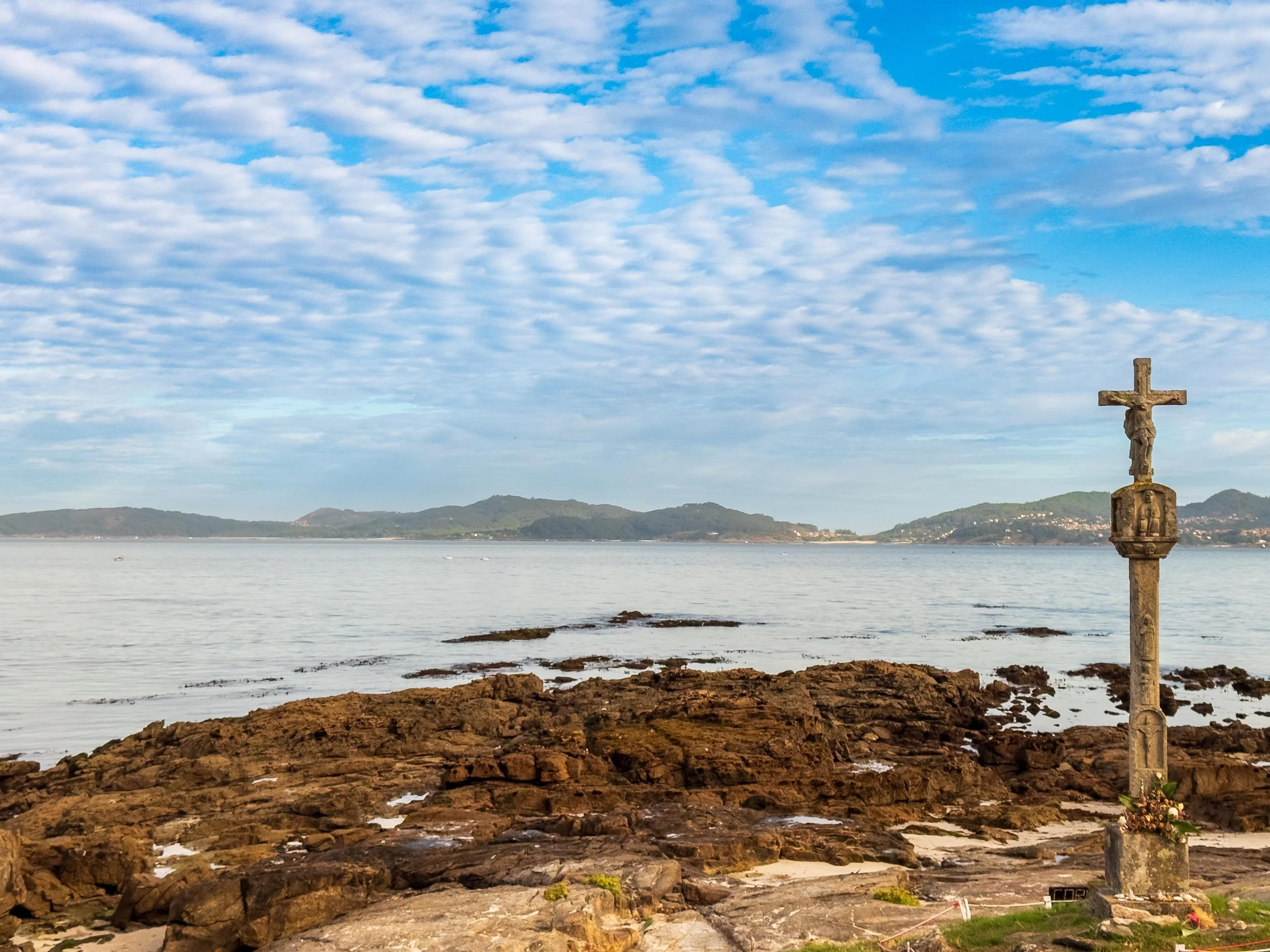 This small cross (double click the photo will show all of the cross) is a traditional Galician stone cross known as a cruceiro. This one is located right on the edge of Fontaíña Beach (Playa de Fontaíña / Praia da Fontaíña), which sits just off the R