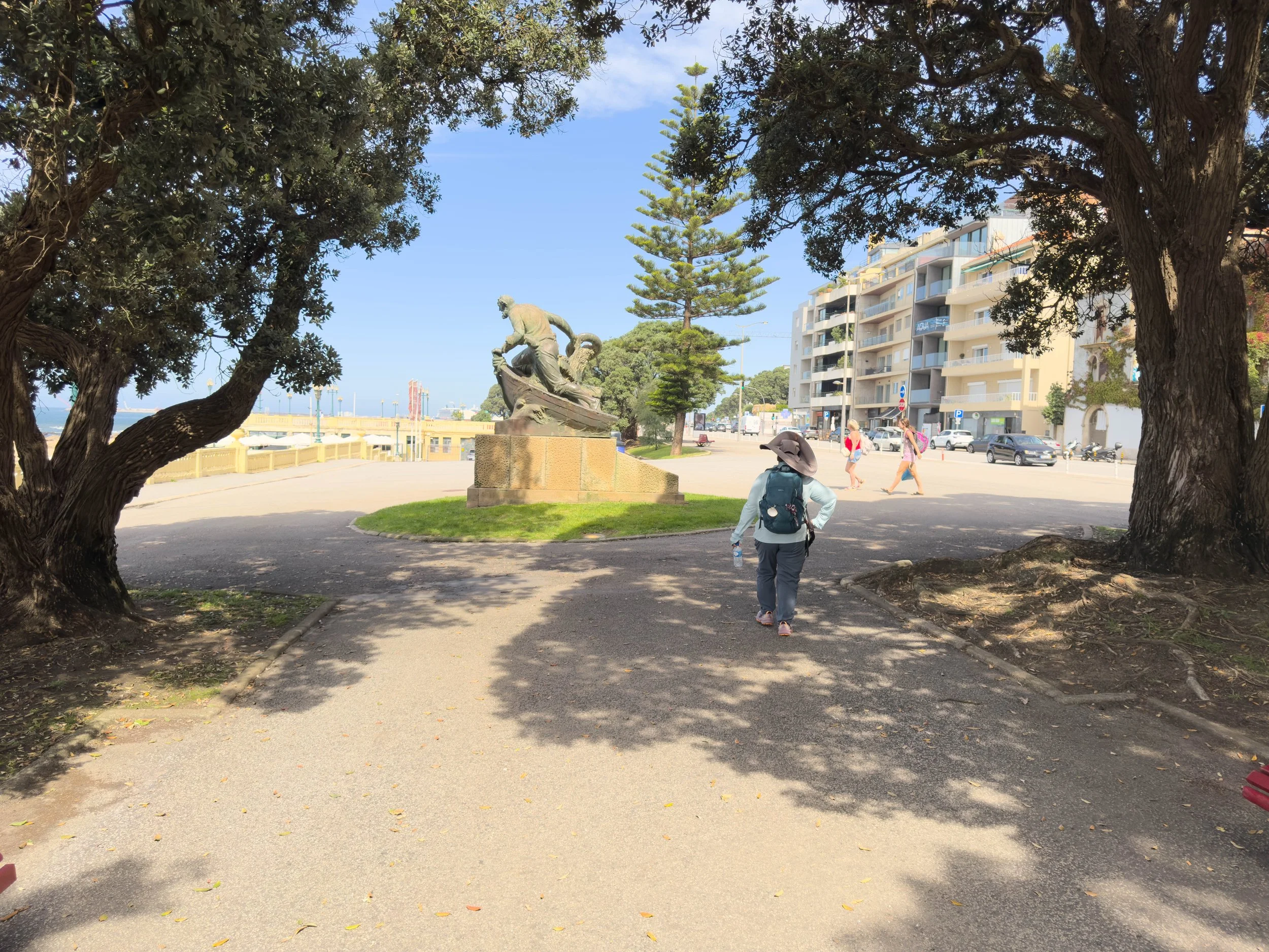 Some tourist (lol) on the Camino Portuguese in a very large hat......