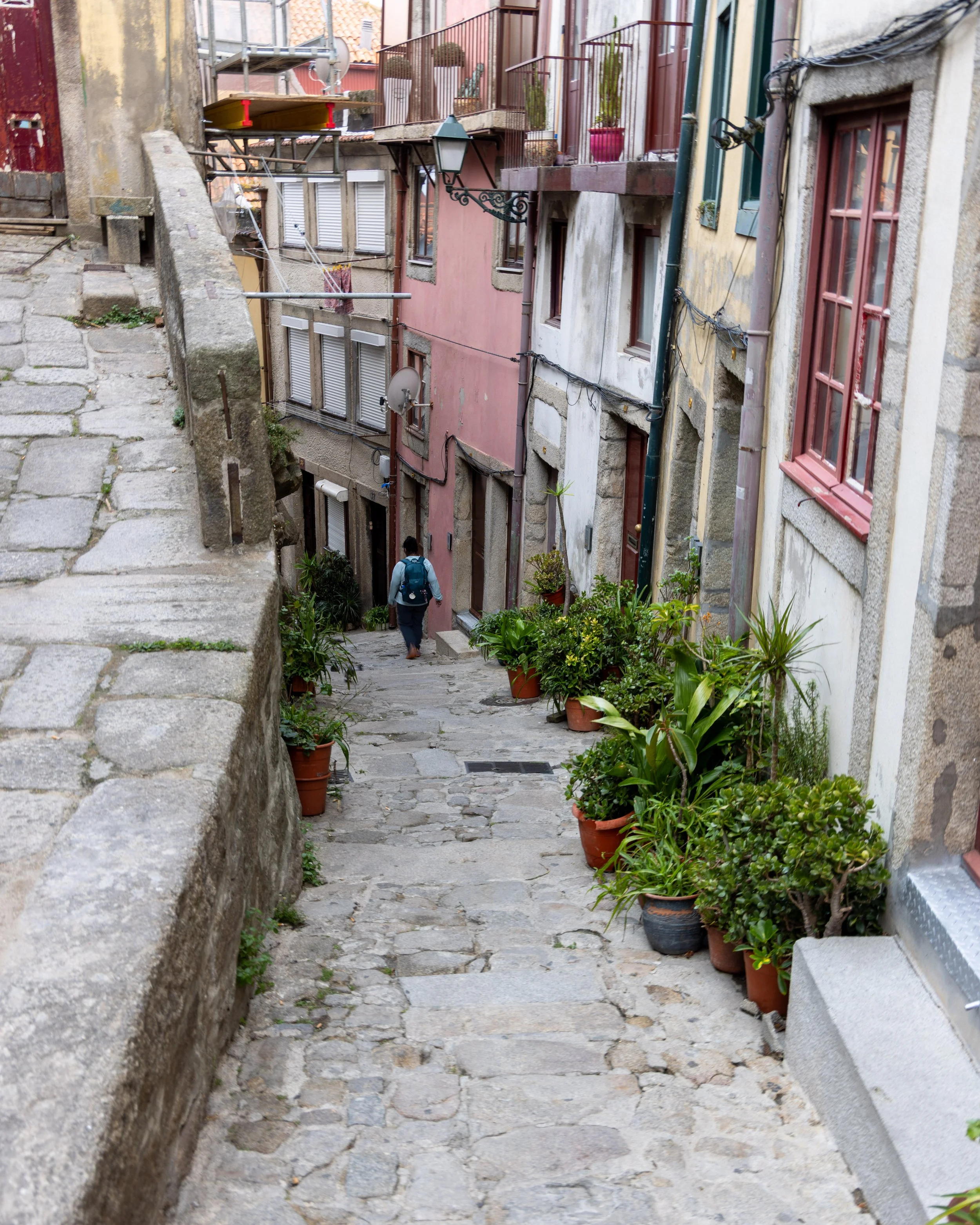 Narrow street near Sé do Porto where we being the downward trek toward Douro River