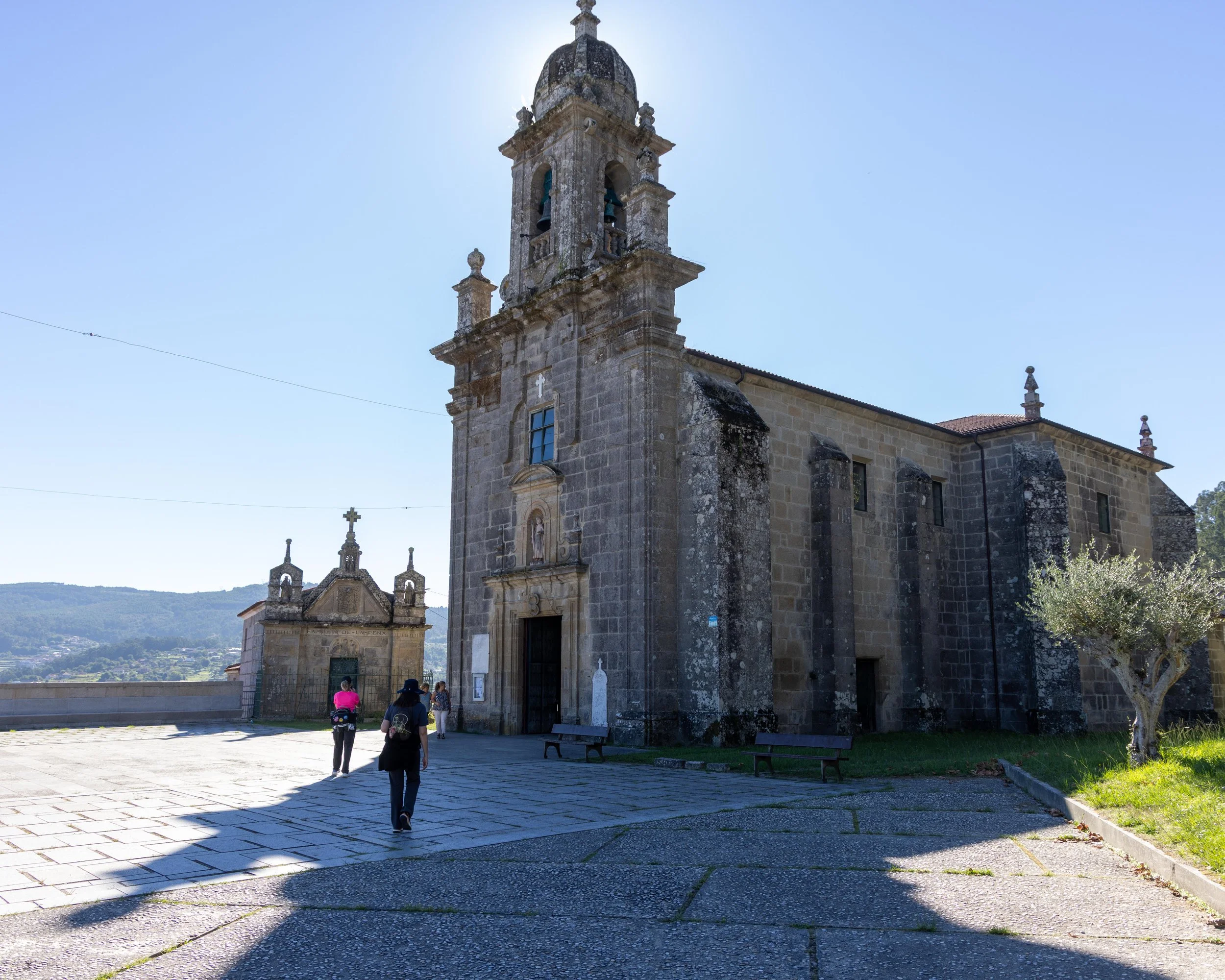 Iglesia de San Andrés de Cedeira. This Baroque-style church, dedicated to Saint Andrew, features a Latin-cross plan with a single nave divided into two bays.  The temple was erected in 1743 under the direction of architect Don Fernando de Casas y Nov