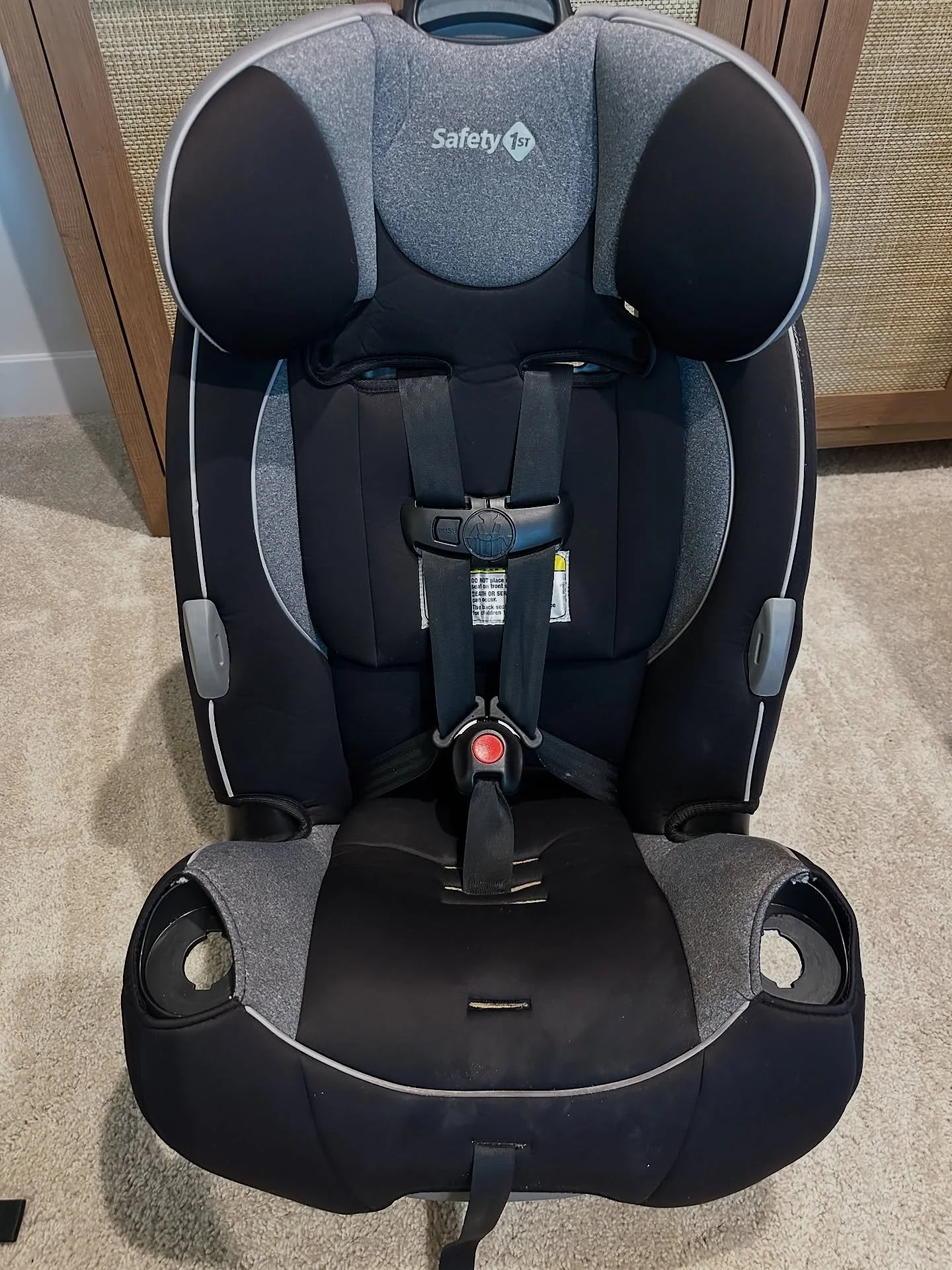 🌴 We&rsquo;re back from vacation! 🌴
Crumb Wrangler Co. is back in the office and ready to roll 🙌

This Safety 1st seat went from crumb central to spotless and squeaky clean! 🚗👶 From deep in the cracks to under the seat, we got it all so your lit