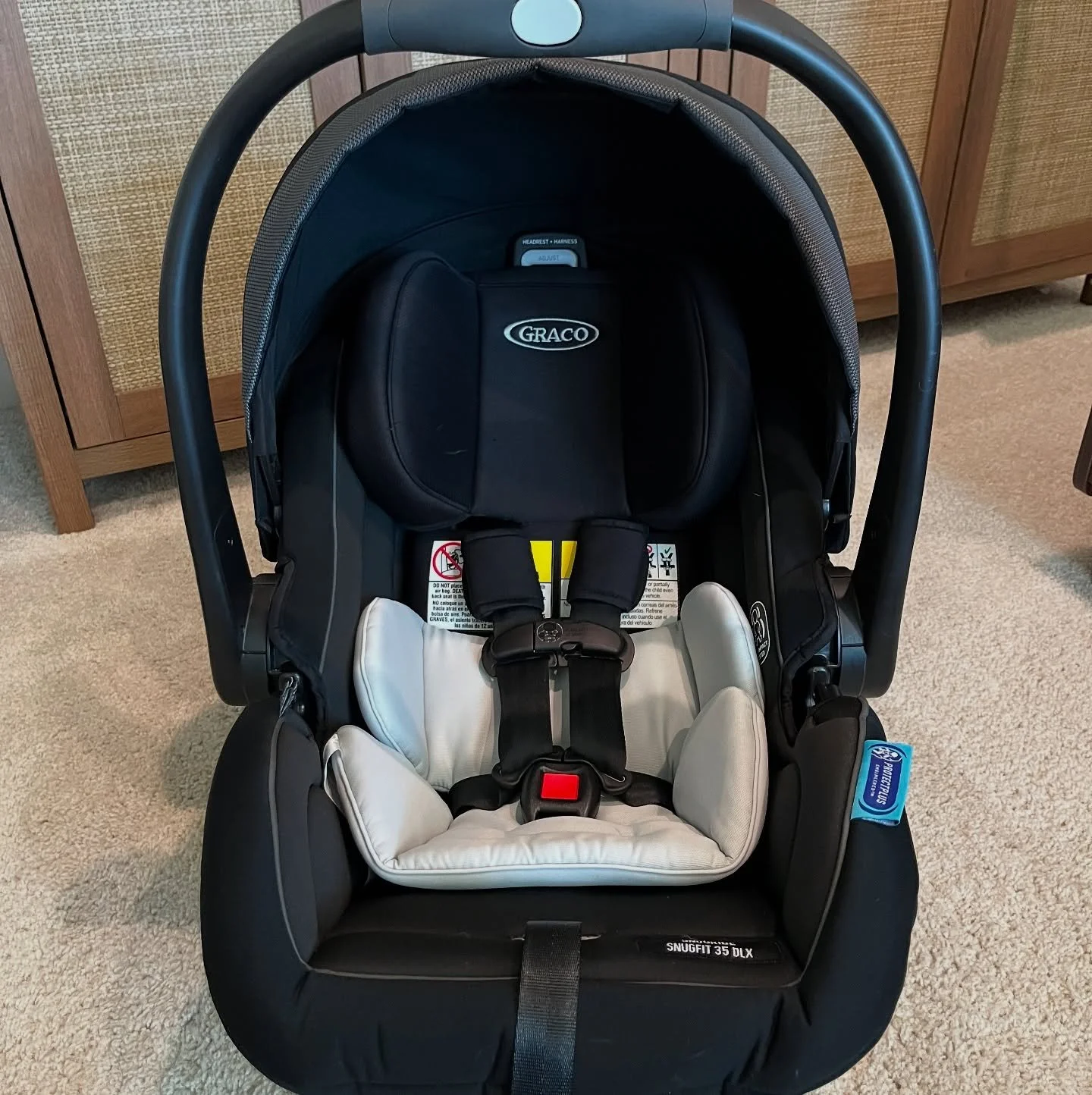 ✨ Infant car seat glow up! ✨
This one was less about snack crumbs and more about baby spit-up&hellip;but either way, we got it squeaky clean and fresh again 👶🍼💦 Nothing we can&rsquo;t handle!

Because your little one deserves a ride that&rsquo;s j