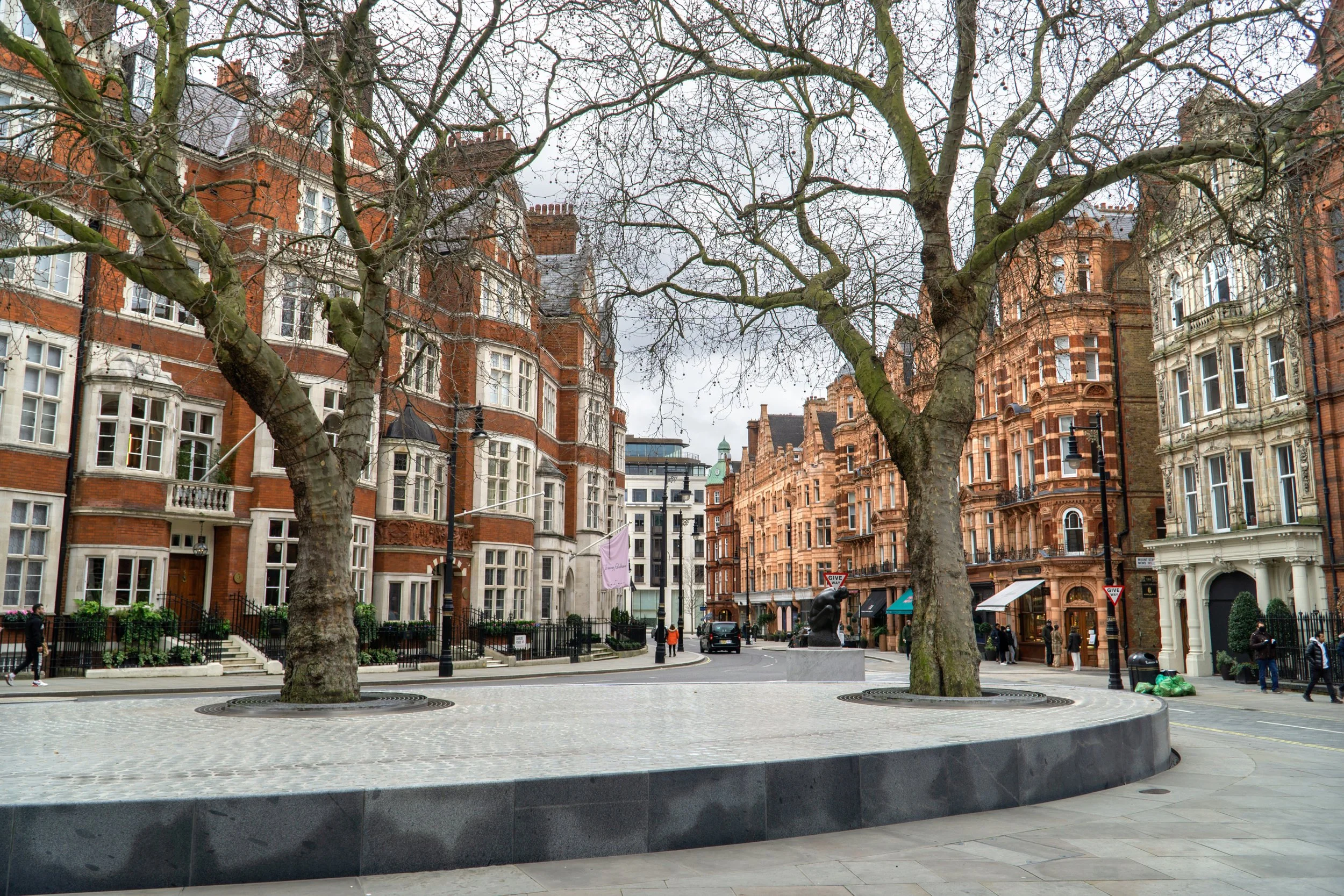 Why Work with a London Buying Agent: Discretion, Negotiation and Access