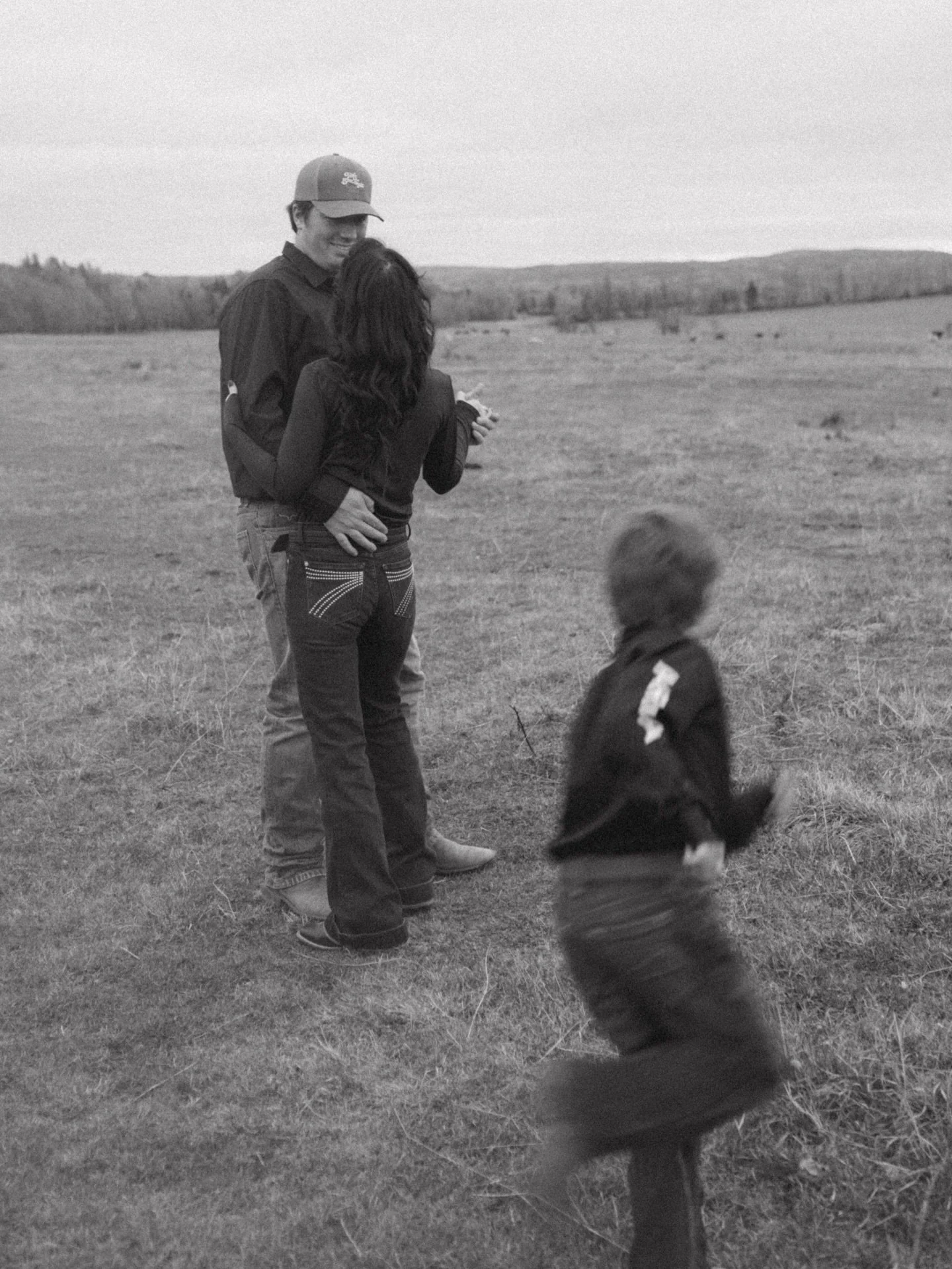 The black and whites of family portraits 🤍 I love doing these every year, and every year I feel it gets better and better 🤠 

* I can&rsquo;t wait until warmer weather *