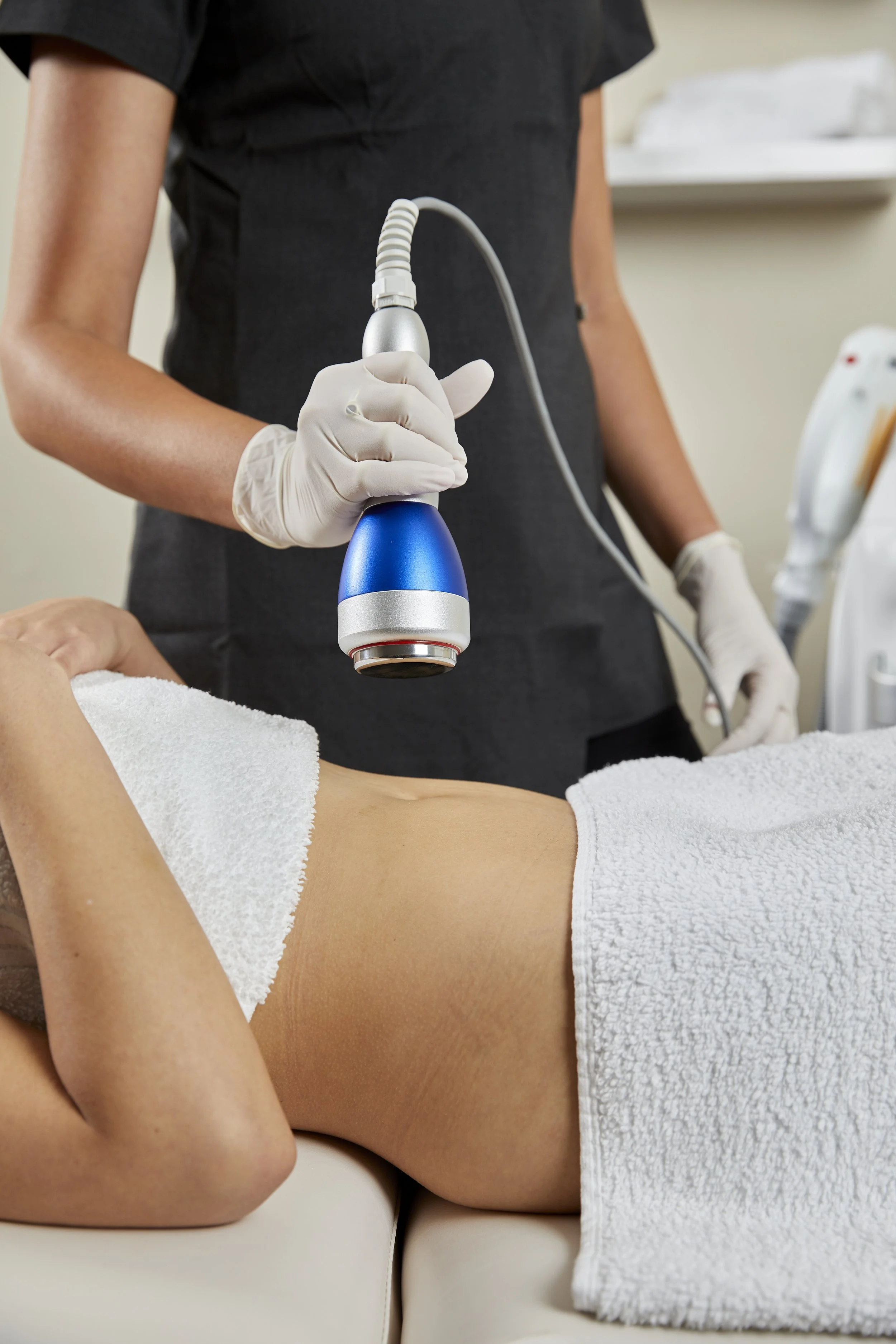 Ultrasound cavitation treatment on the inner knee and thigh area, fat reduction at Harmony Body Contouring Canberra