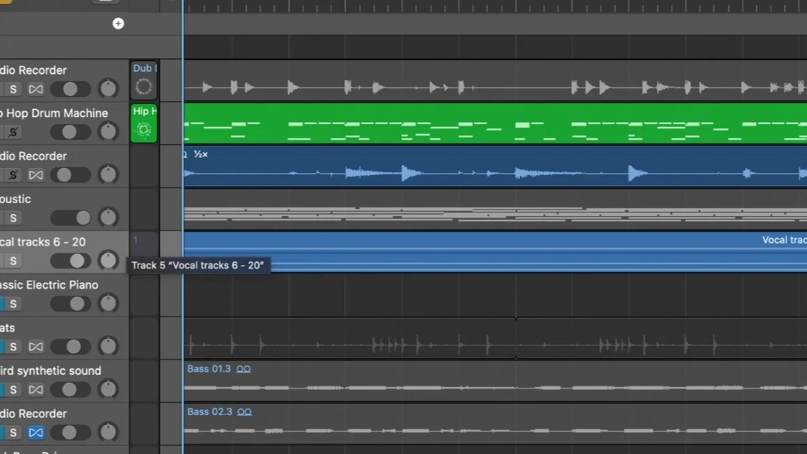 Capture d'écran d'une station de travail de production musicale avec plusieurs pistes audio, dont des pistes vocales, piano électrique, synthétiseur, batterie électronique et autres instruments.