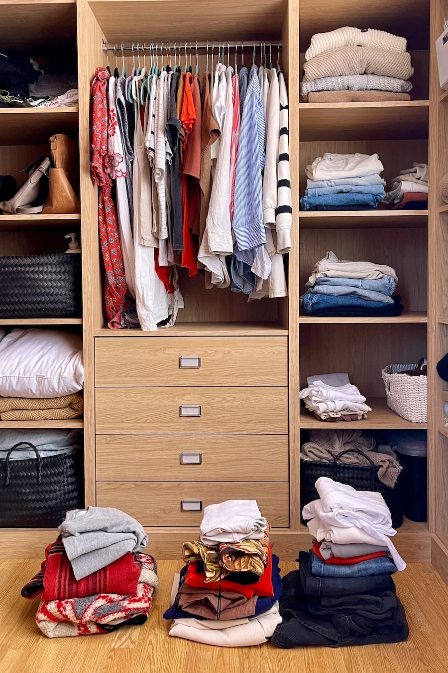 How to Build a Travel Capsule Wardrobe with 10 Items