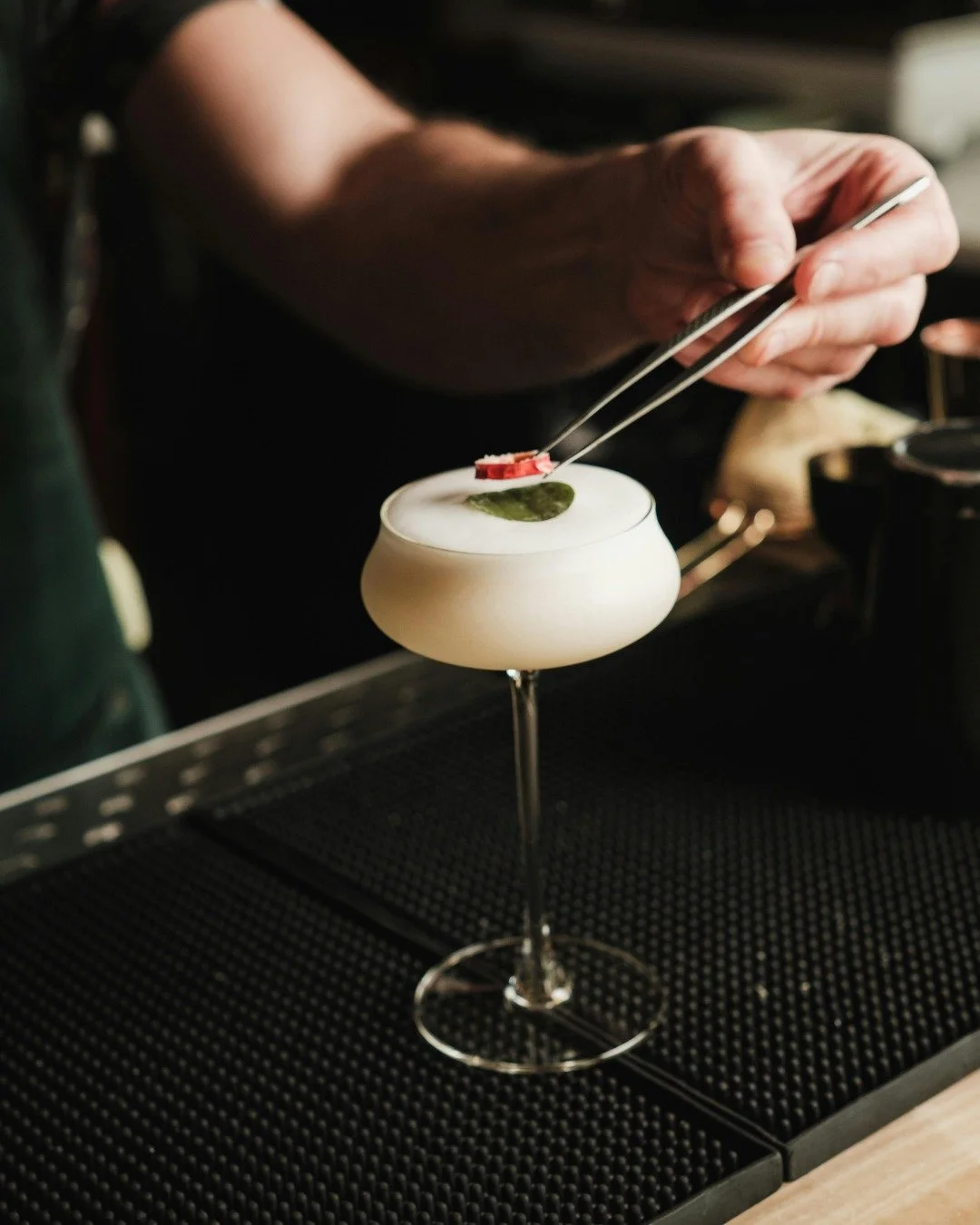 Extraordinary cocktails, crafted one detail at a time.
Experience it at Side Eye.