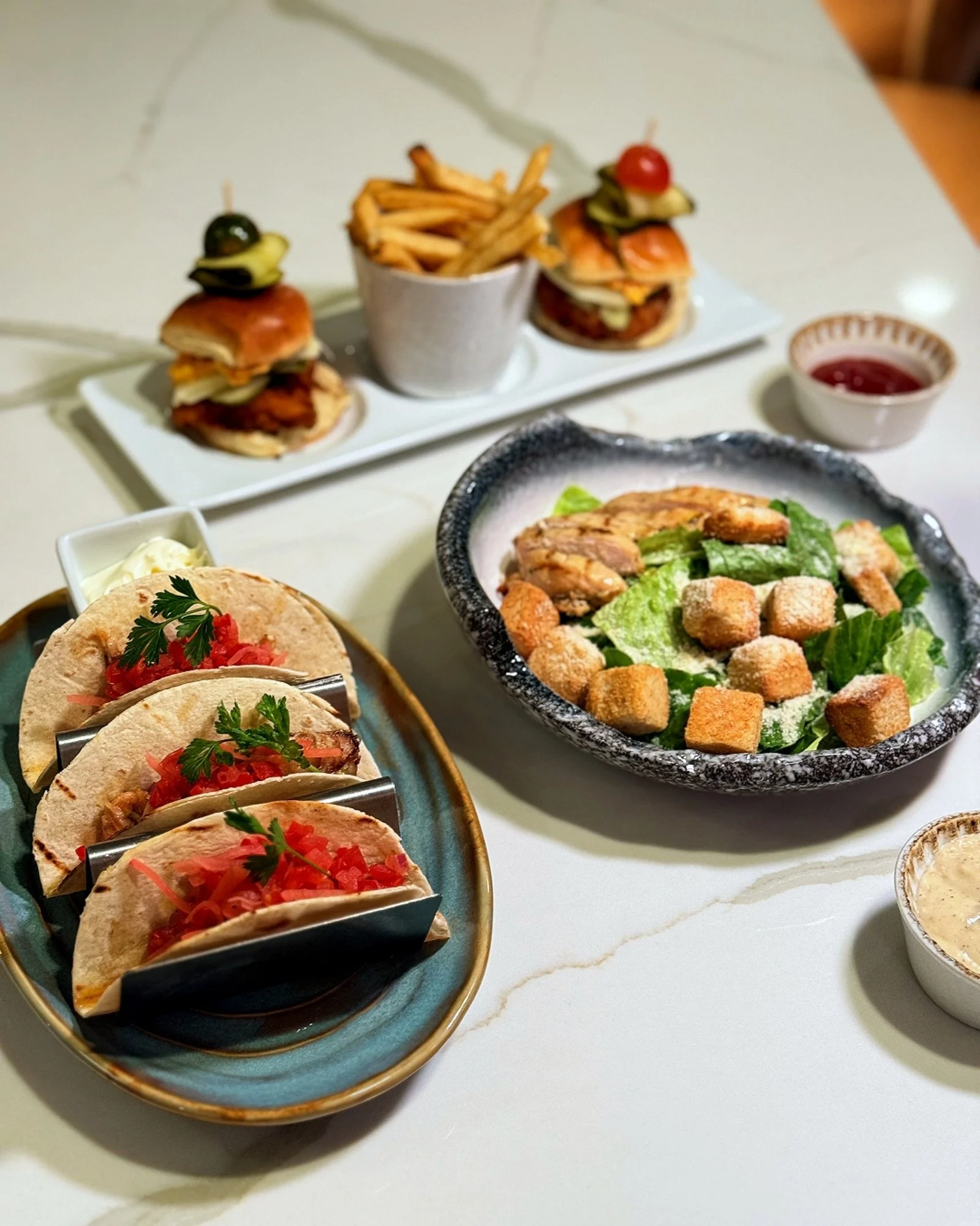 Some nights you come for the drinks, and the food ends up stealing the show.

Good plates, better company, and nothing left untouched 🍽️ 

📸: @sunitagabrielle