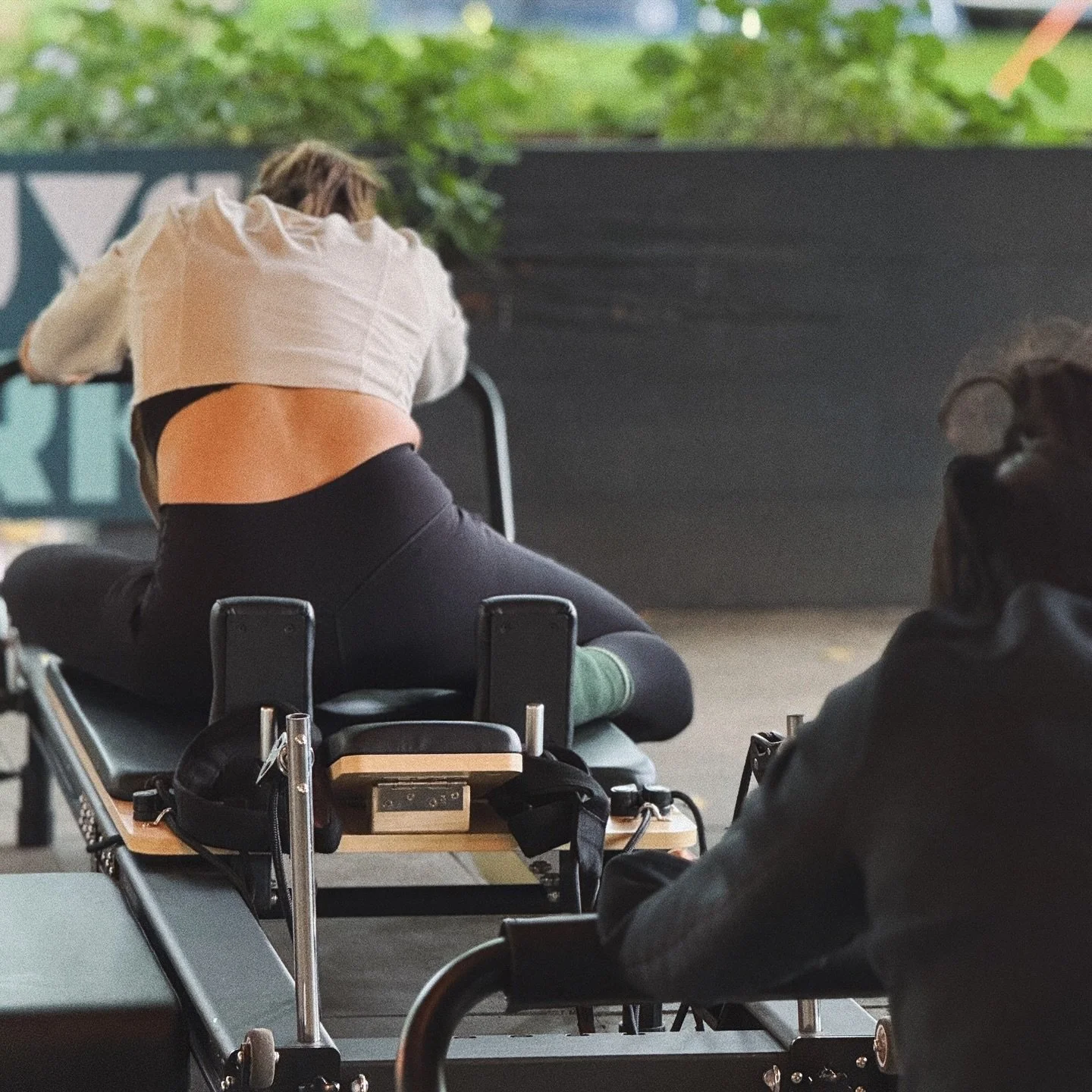 Een mindful warming-up en cooling-down zijn net zo belangrijk als de training zelf.
Bij Reformer Pilates helpt de warming-up je om je lichaam wakker te maken, de ademhaling te verdiepen en bewust te landen in het moment. Je bereidt niet alleen je spi