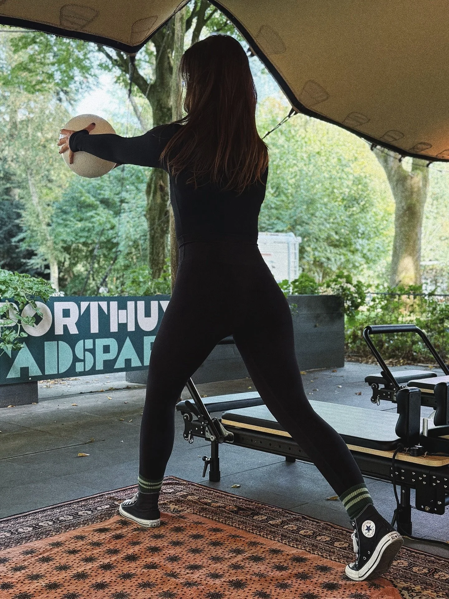 Waarom #Oysho de beste go to voor outdoor reformer Pilates is! Bij Pilates draait alles om houding en alignment. Daarom kies je voor strakzittende kleding en wij de houding beter kunnen controleren. 

Deze set van Oysho is &eacute;cht perfect voor on