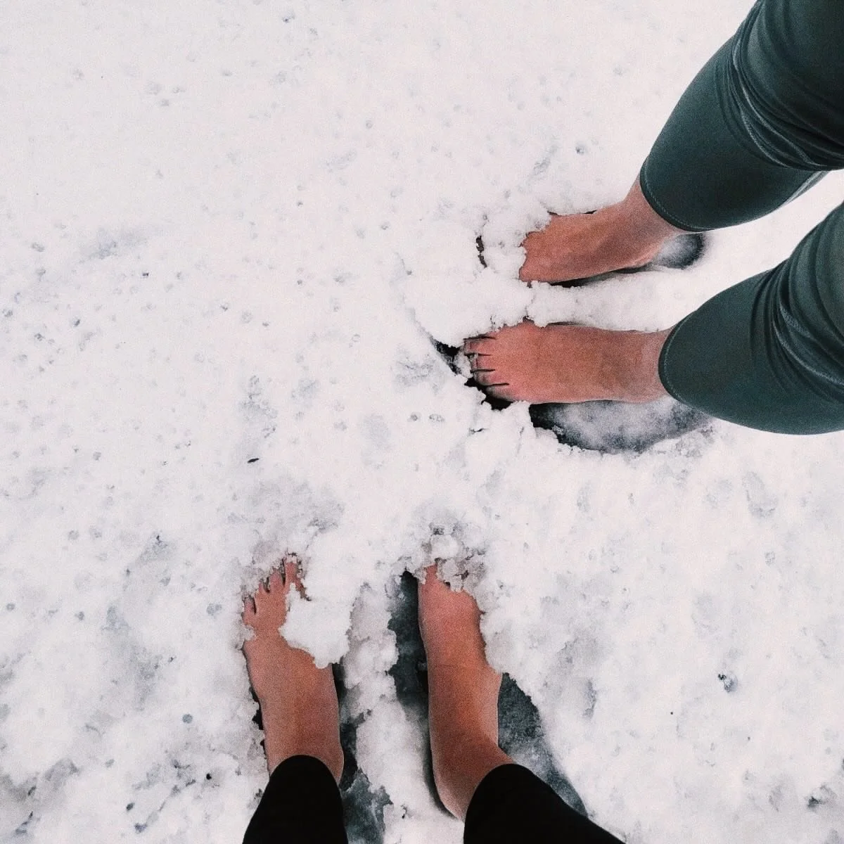 Blote voeten in de sneeuw.
Koud? Ja.
Gezond? Ook ja! 

✔️ Wakker zenuwstelsel
✔️ Betere doorbloeding
✔️ Hoofd uit &ndash; lijf aan
✔️ Instant frisse focus

10&ndash;20 seconden.
Daarna weer je wollen gripsokken aan. 🧦❄️