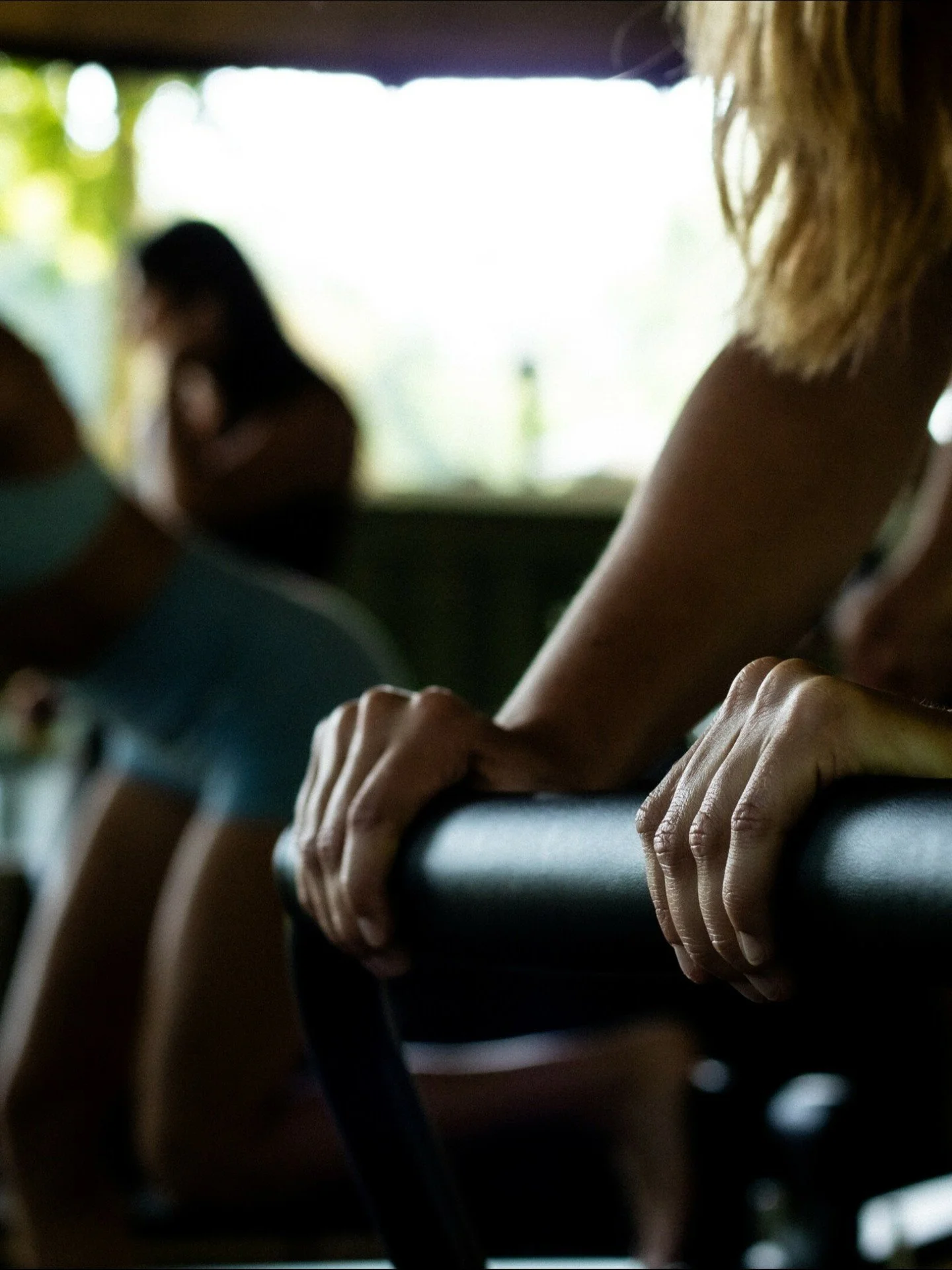 Reformer Pilates versterkt je core, verbetert je houding en helpt spanning in schouders en onderrug los te laten. Precies wat veel lichamen nodig hebben na dagen achter een bureau.

Door buiten te trainen voeg je daar iets extra&rsquo;s aan toe: fris