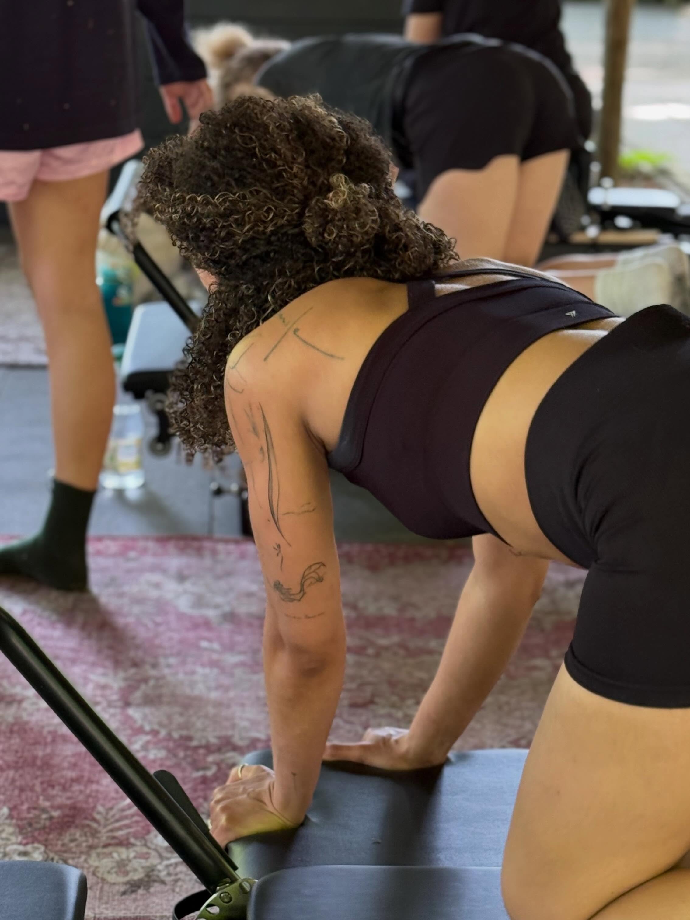 Camping Stadspark was FULL of movement, coffee runs, birds in the background, shaky legs, new faces &amp; the summer feeling slowly kicking in 😍🌷 

#debackyard #reformerpilates #groningen #pinksterweekend #pilatesinthepark