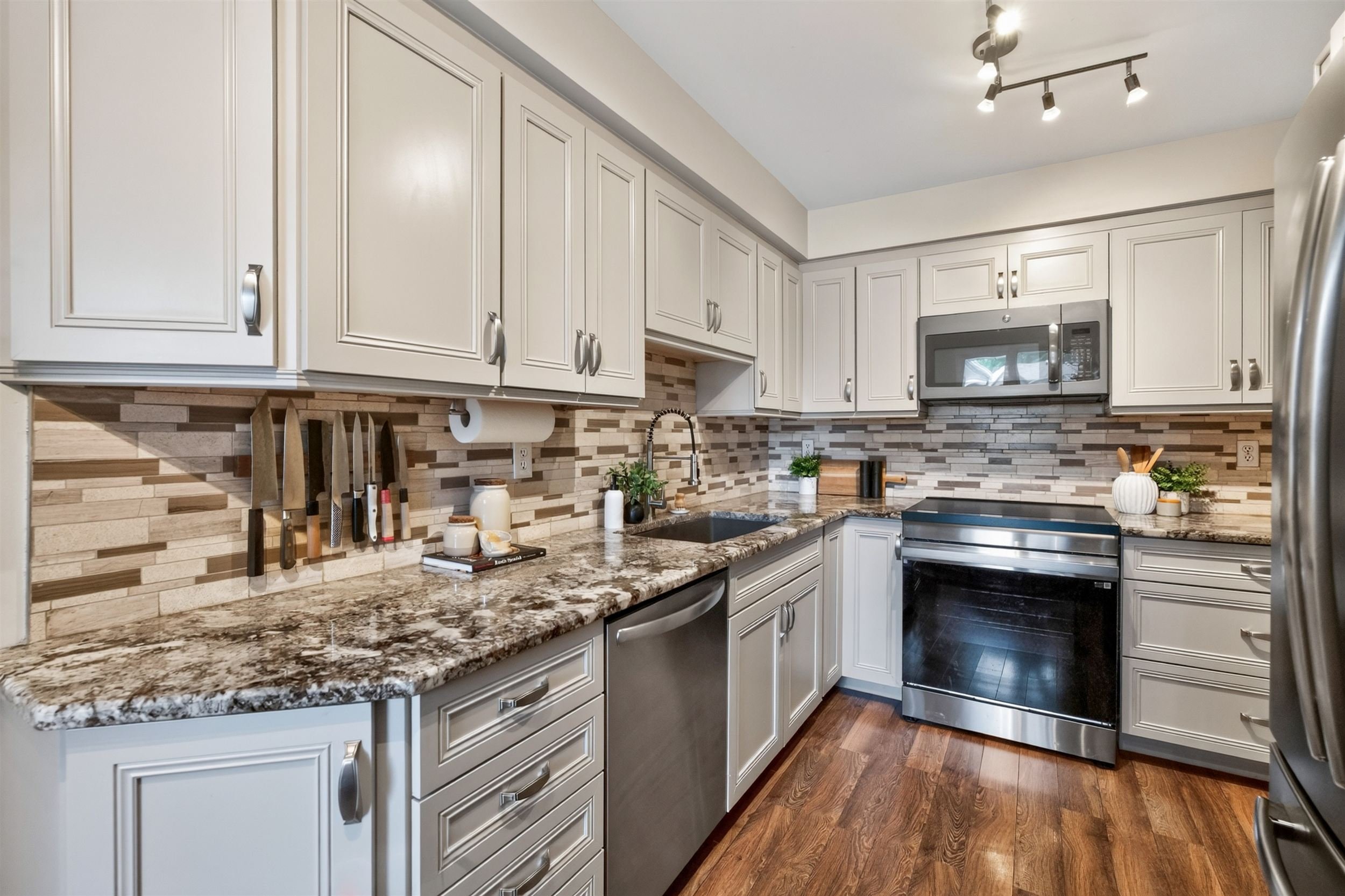6-Kitchen-1.jpg