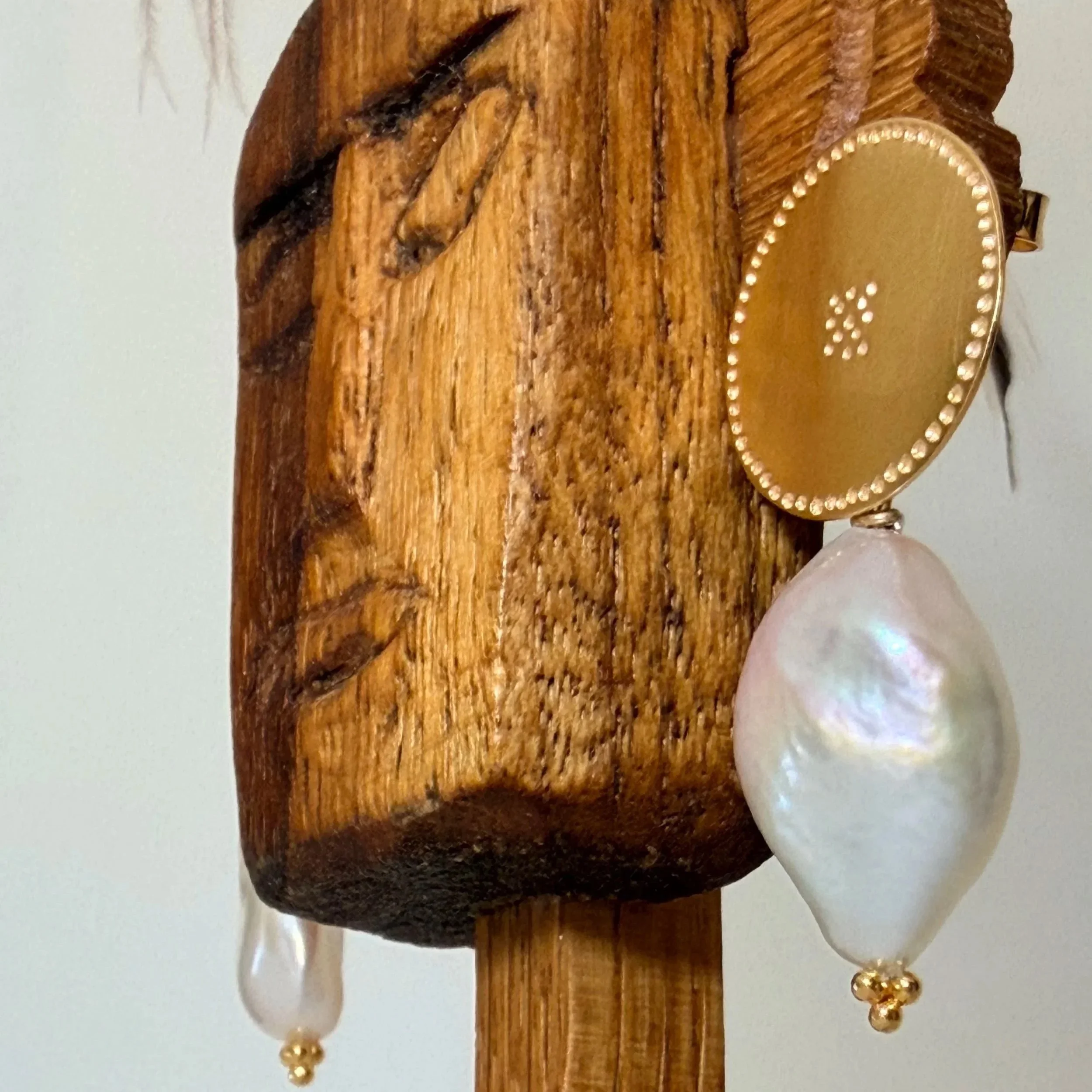 Belak%2B2cm%2BL%2Bpearl%2Bon%2Bwooden%2Bstand%2BB.jpg