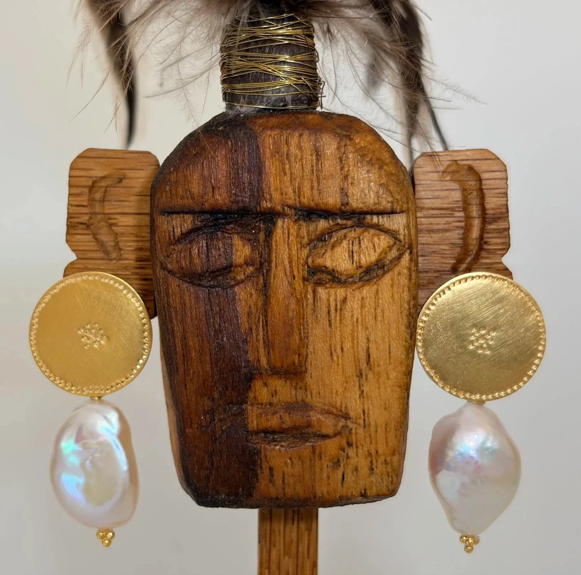 Belak%2B2cm%2BL%2Bpearl%2Bon%2Bwooden%2Bstand%2BC.jpg