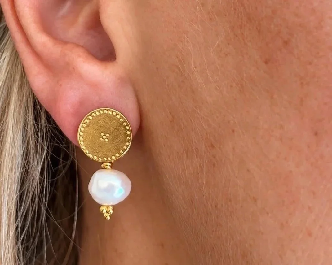 Gold%252Band%252BPearl%252BEarring%252BClose-Up.jpg