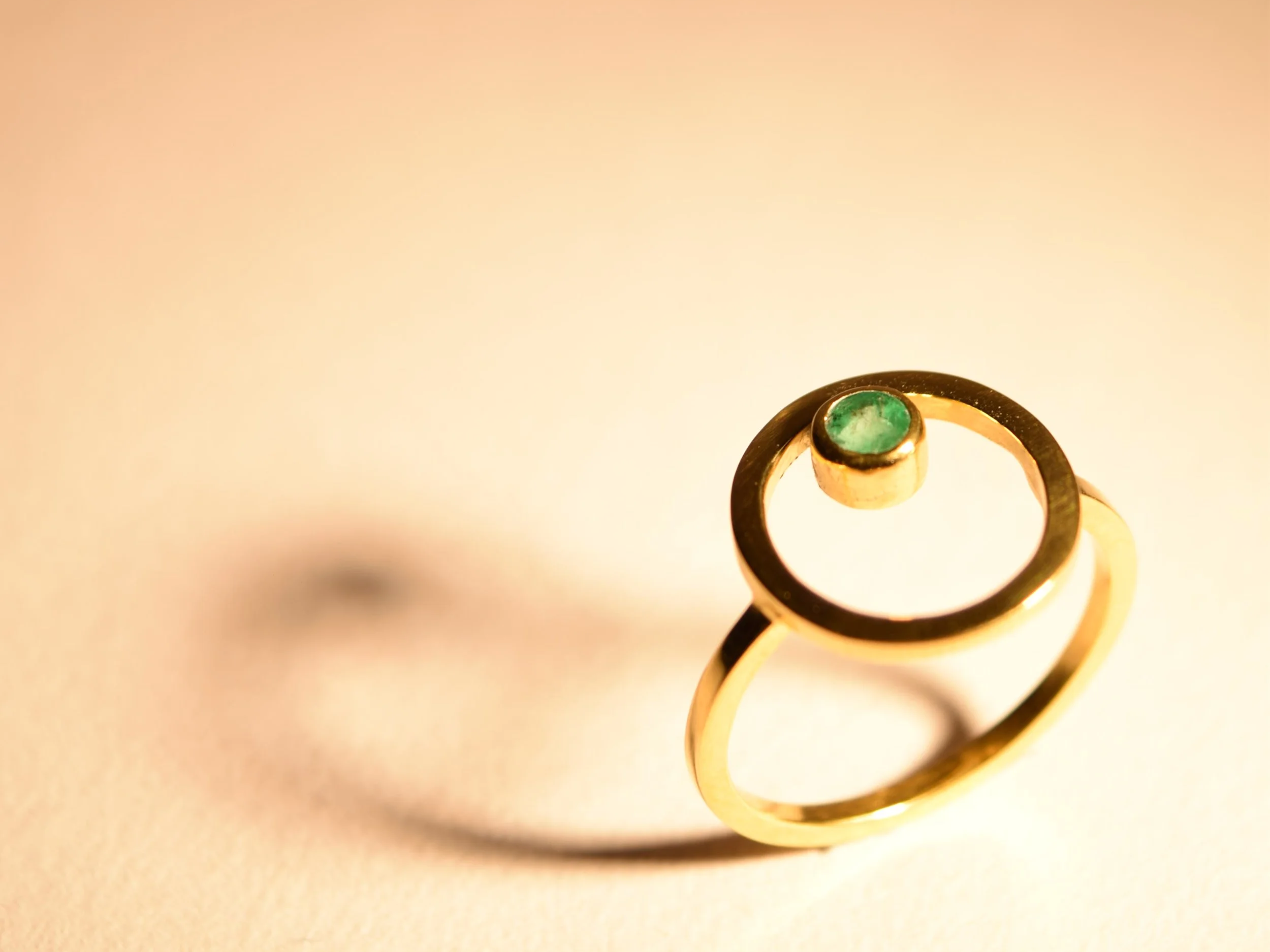 gold belak ring emerald.png