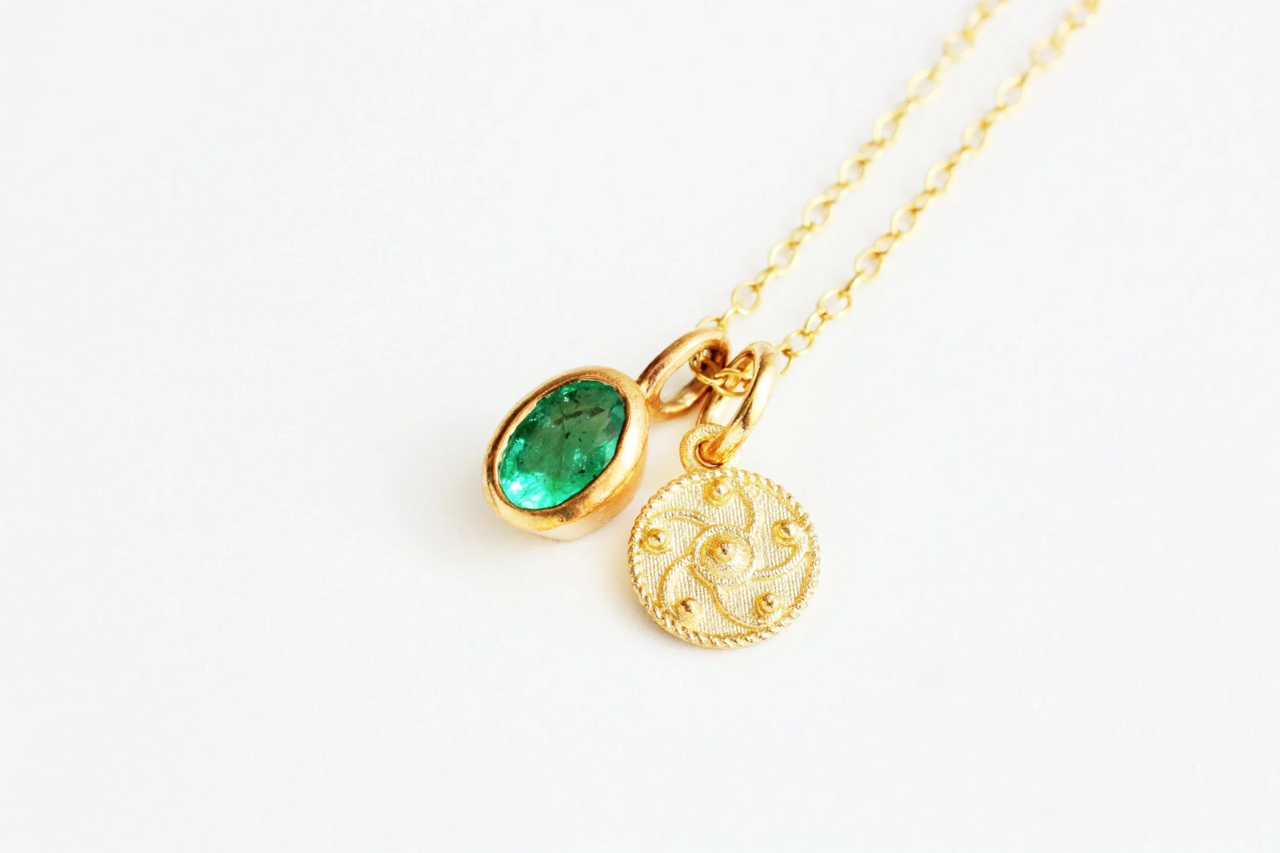 9ct Gold Emerald & Belak Ai-funan Necklace