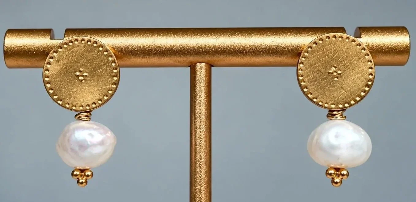 Pair%2B03%2BHammered%2BGold%2BDisc%2Band%2BPearl%2BEarrings.jpg