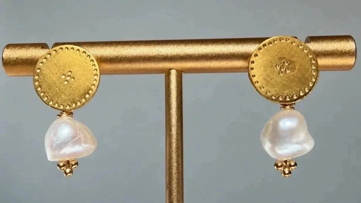 Pair%2525252B1%2525252BGold%2525252Band%2525252BPearl%2525252BBaroque%2525252BDrop%2525252BEarrings.jpg