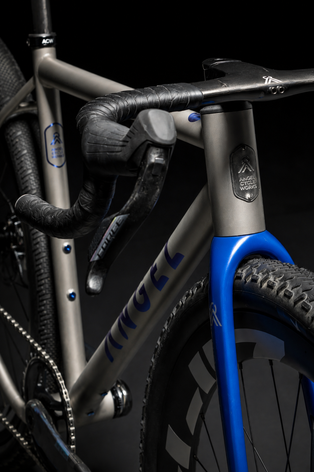 ANGEL Element titanium head tube, carbon gravel fork and integrated cockpit