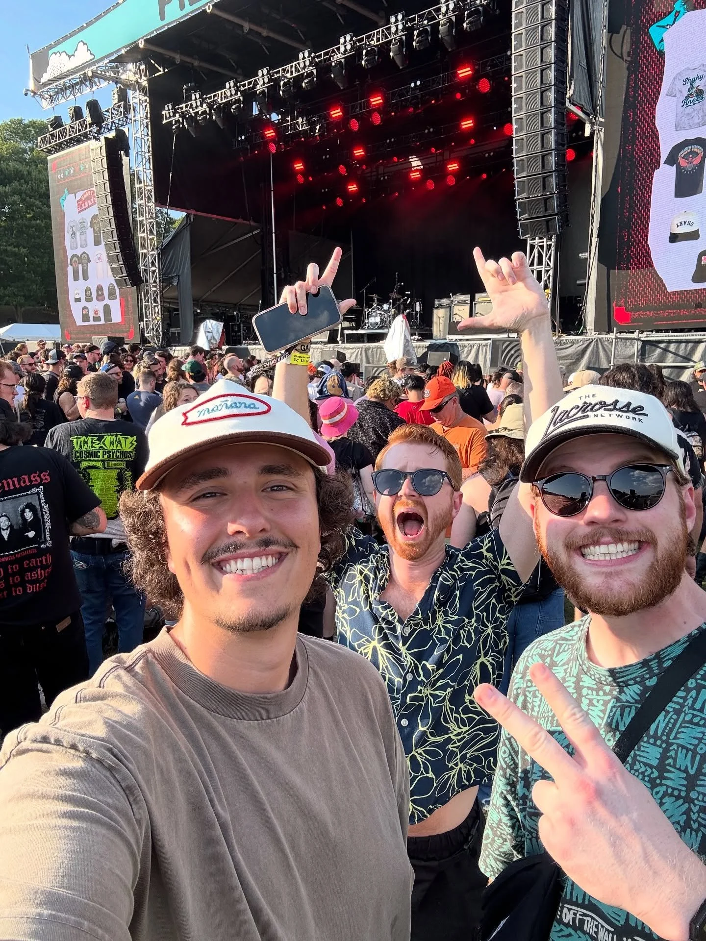 PERFECT BOYS TRIP ITINERARY ⬇️

@shakykneesfest + @centerforpuppetryarts 🔥

Doesn&rsquo;t get any better 🤩🎵🎸