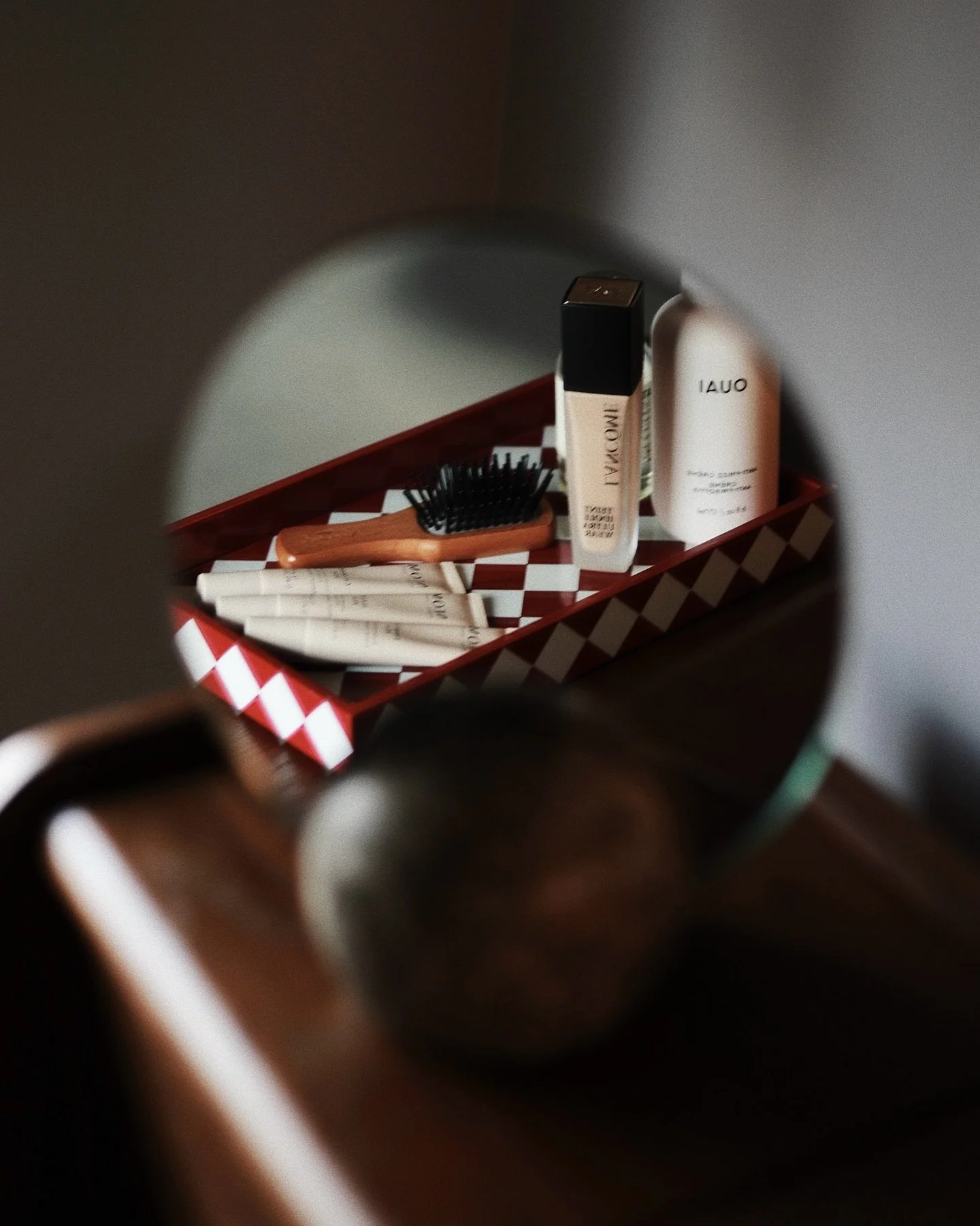 Clutter? Never heard of her. All you need is a beautiful tray. Our Small Diamond Tray in pink, dark teal, and red transforms the everyday into effortless elegance.
-
#vinidec #vinidechome #interior #homedecor #decor #homeaccesories #design #tray #ice