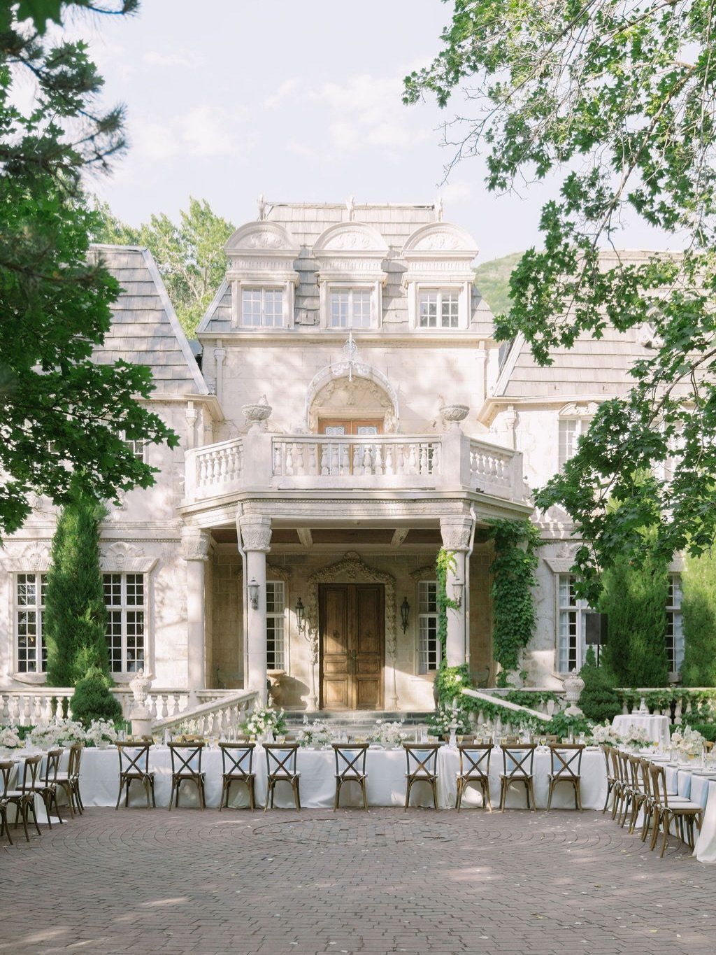 Your wedding dinner is where conversation and connection are encouraged and where you want a full table that feels lively all night. Bring in cross-back chairs, layered place settings, and clean linens, and the result is a setup that feels both eleva