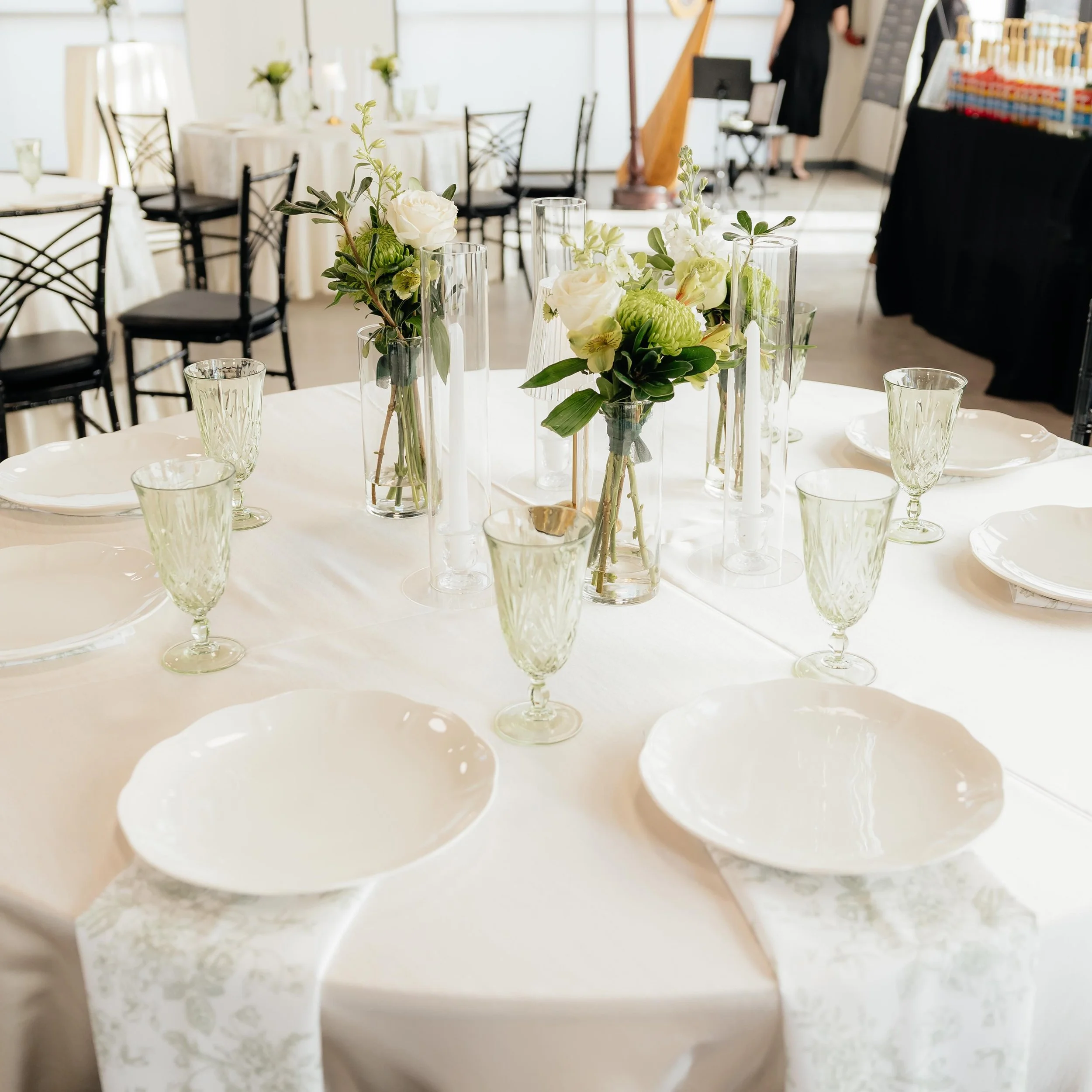 LOVE this tablescape from Lucky in Love🌈🍀

Rental items featured: Eleanor White Dinner Plate, Melodia Moss Goblet, Stella Gold Table Lamp, and Hurricane Candle Sleeve

Photography/Content:
@kimberlycrookphoto
@bellavitacontent

Event Sponsors:
Utah