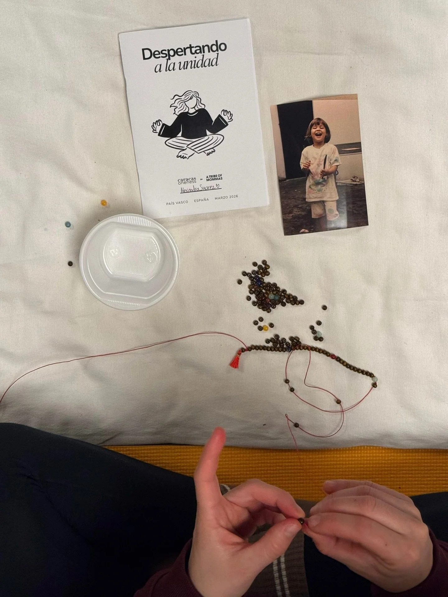 Japa Mala📿 - momento de contemplaci&oacute;n

Un actividad manual sagrada, meditativa y muy divertida que le dimos a nuestras ni&ntilde;as internas fue crear un Japa Mala. Con 27, 54 o 108 cuentas, el japa mala nos acompa&ntilde;a en la meditaci&oac