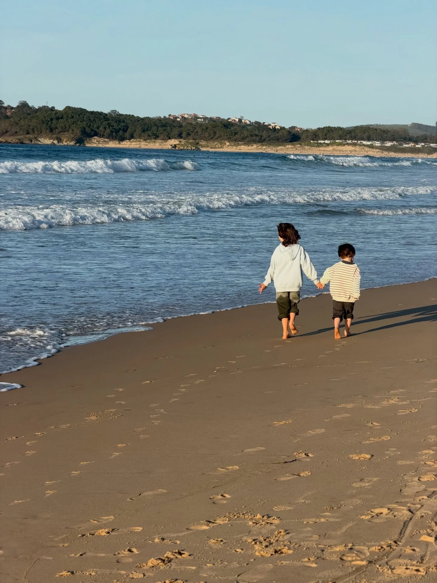la hermandad - 💛

Es un terreno desconocido para m&iacute;. Crec&iacute; siendo hija &uacute;nica y no conoc&iacute; este v&iacute;nculo en primera persona. Sin embargo, me he acercado a &eacute;l a trav&eacute;s de mis hijos y tambi&eacute;n de las