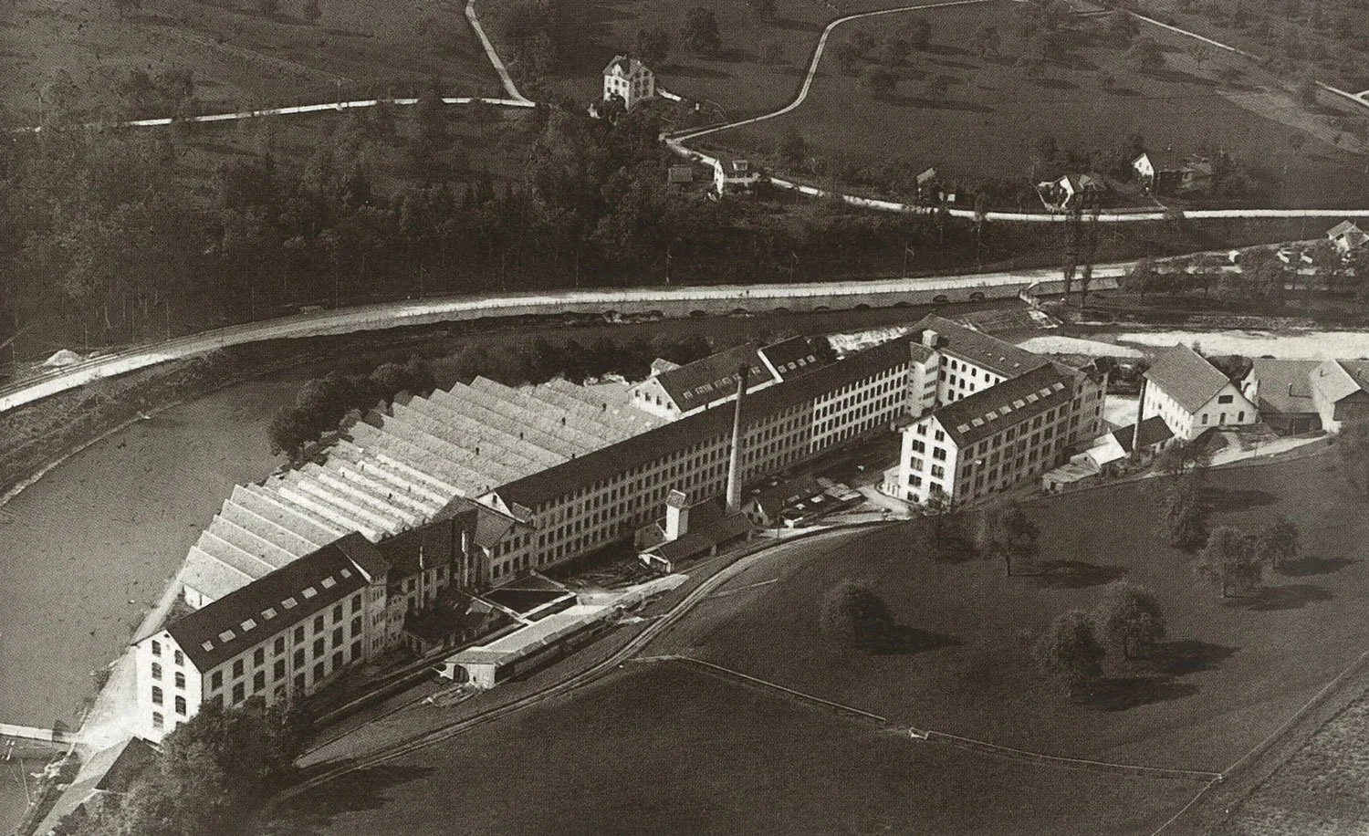 Die gigantische Fabrik MSA in Adliswil, ein “Joint-Venture” der beiden Familien Zürrer und Schwarzenbach, um 1900