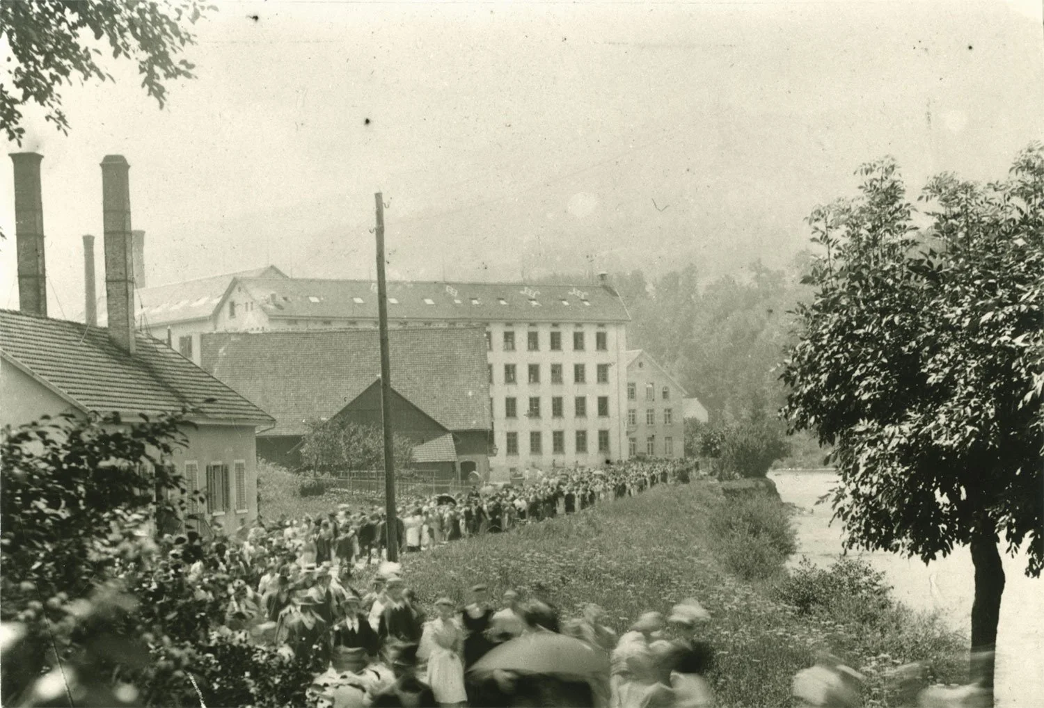 Nach Schichtende verlässt das halbe Dorf Adliswil die Fabri