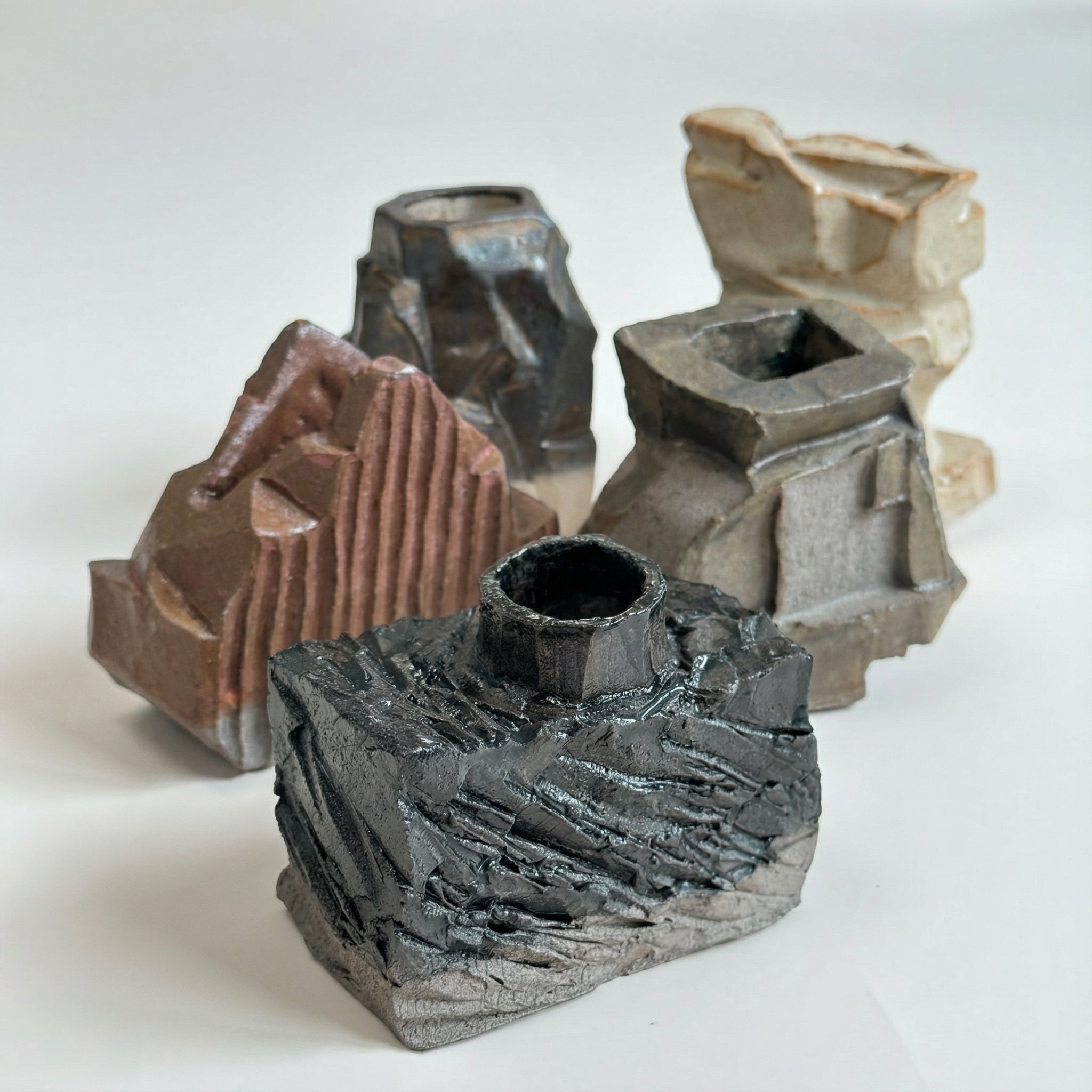 Vasi di ceramica artigianale di diversi colori e forme