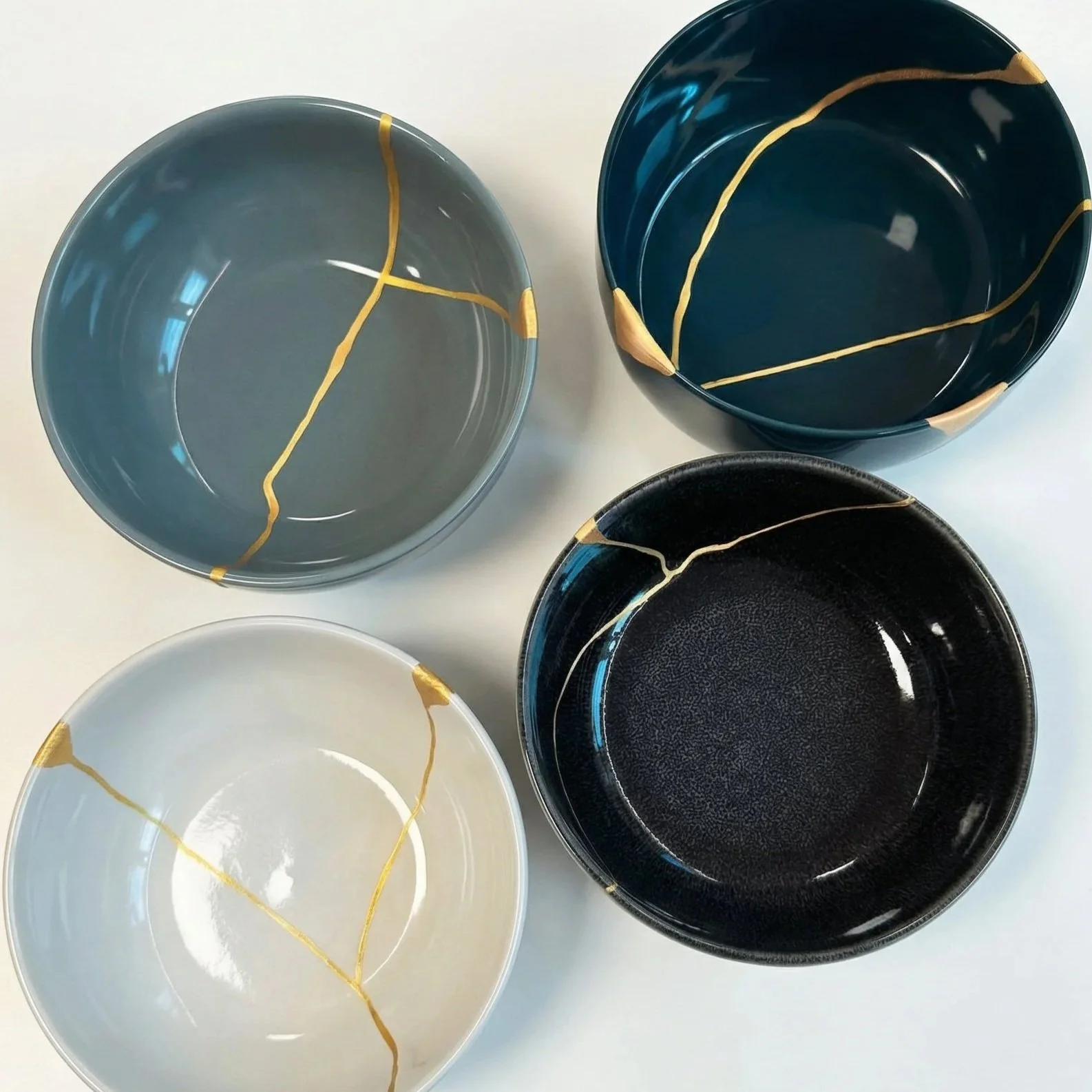 Quattro ciotole di diversi colori con decorazioni in oro