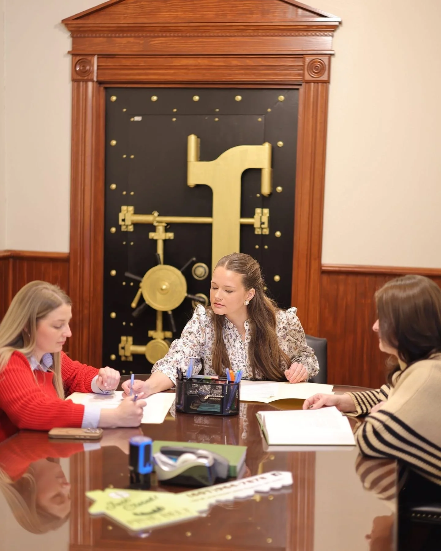 The real MVPs behind every smooth closing? Our team behind the scenes. 💙 While everyone's focused on the finish line, our team is deep in the research, double-checking every detail, and making sure nothing falls through the cracks. We're lucky to ha