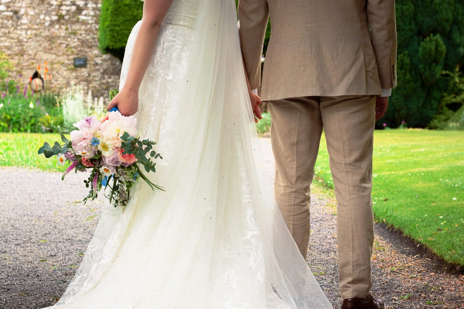 Couple_Holding_Hand_Bouquet_0344.jpg